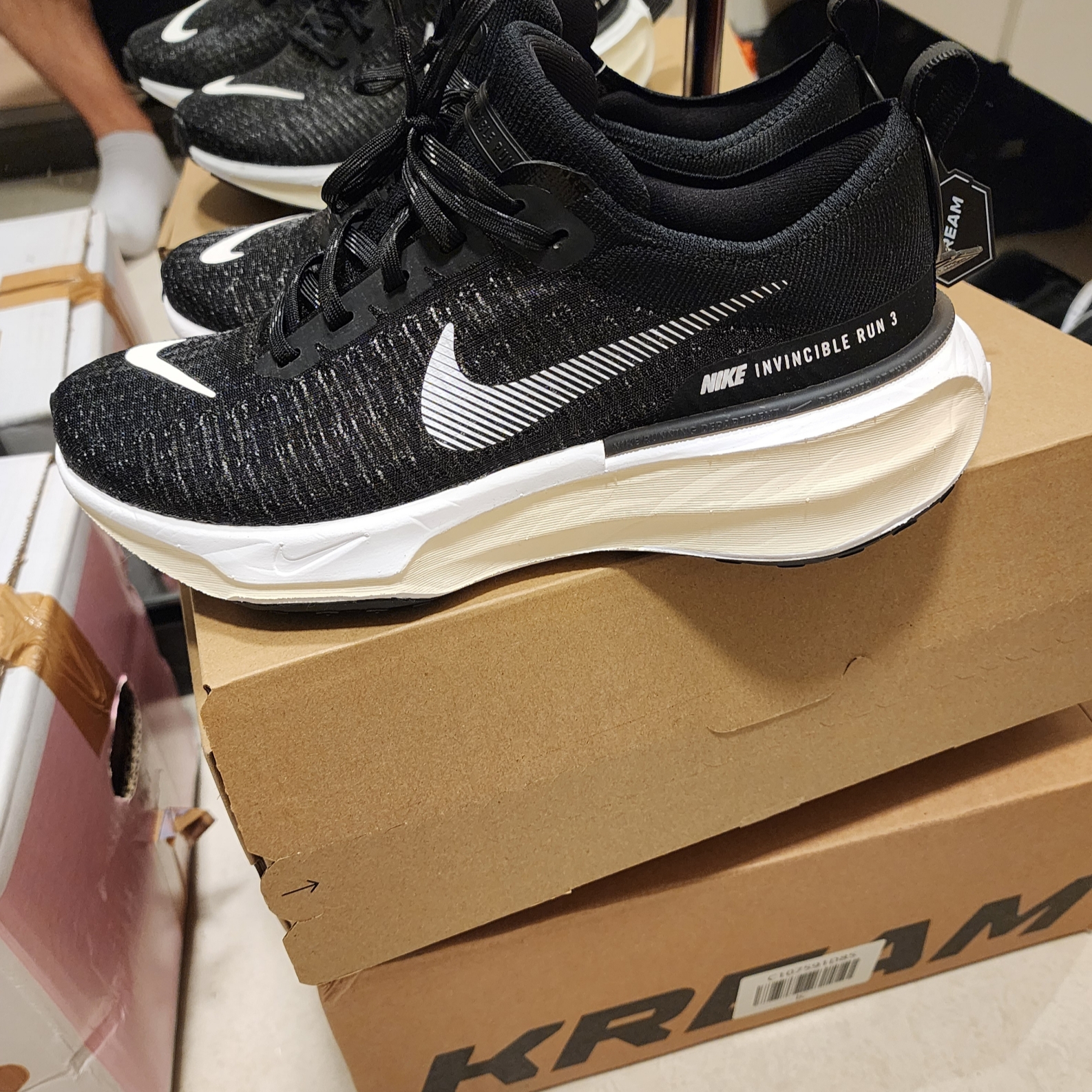 Nike ZoomX Invincible Run Flyknit 3 Black White 착용 스타일 - 1