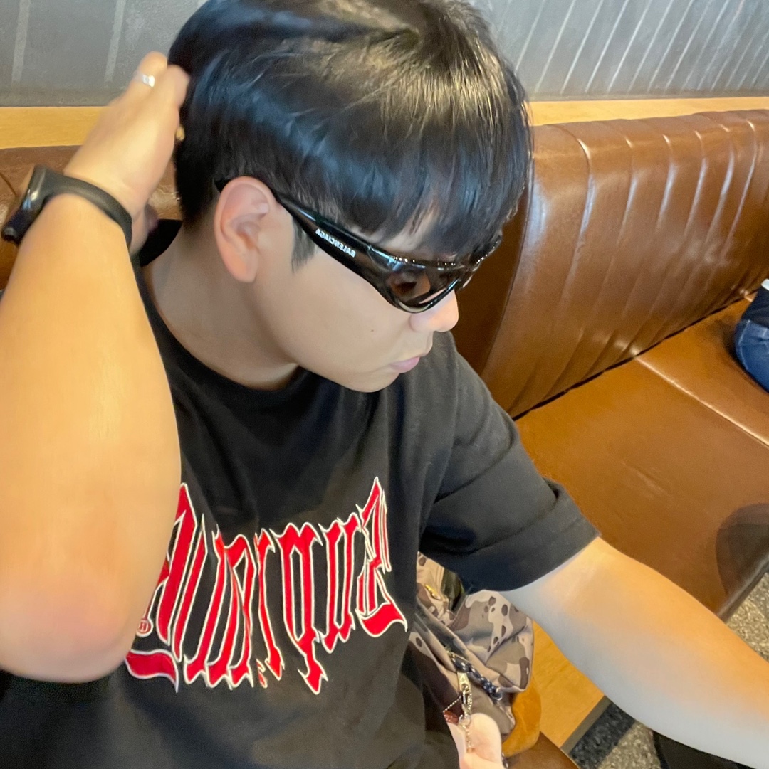 Balenciaga Swift Oval Sunglasses Black 착용 스타일 - 1