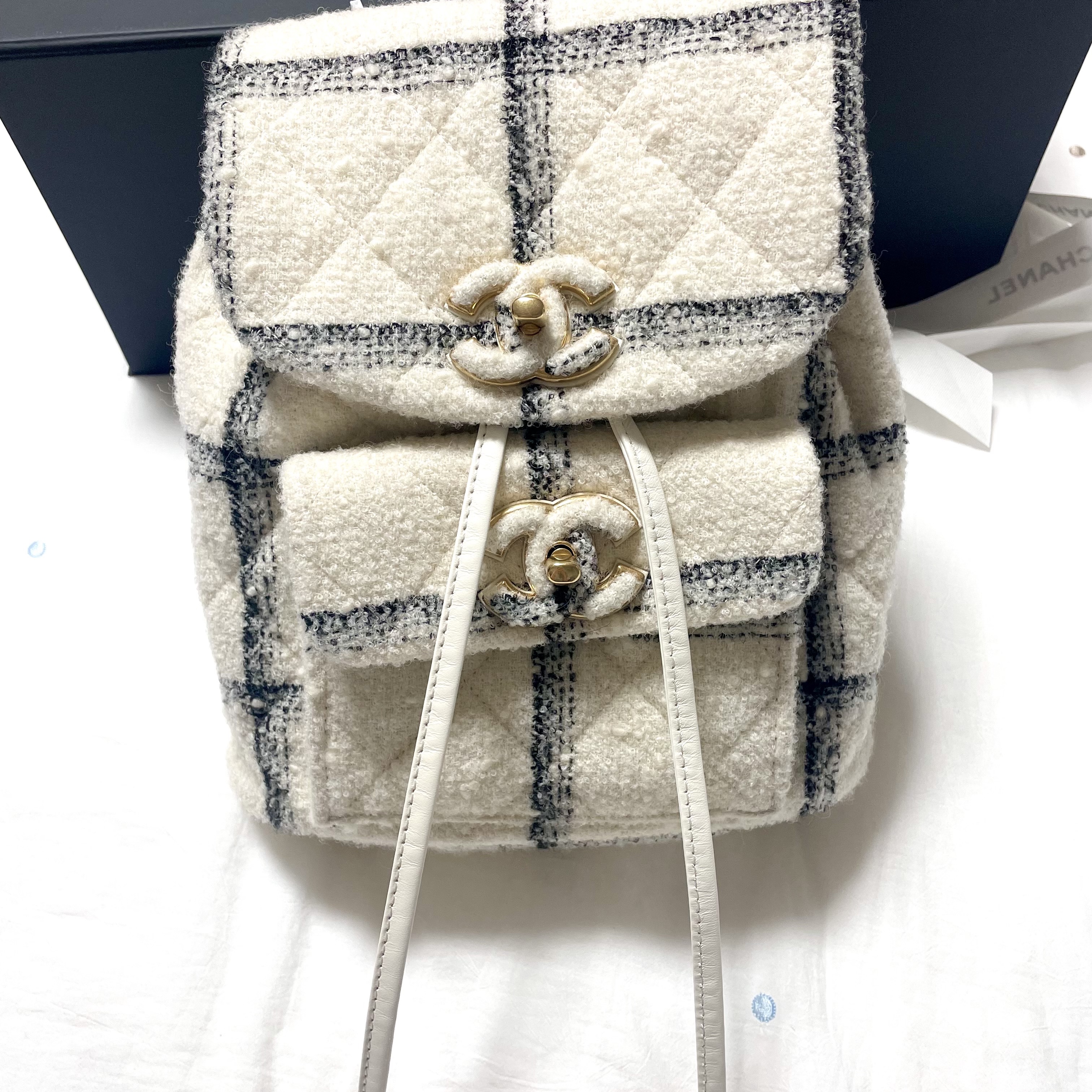 Chanel Backpack Wool Tweed & Gold Ecru Black 착용 스타일