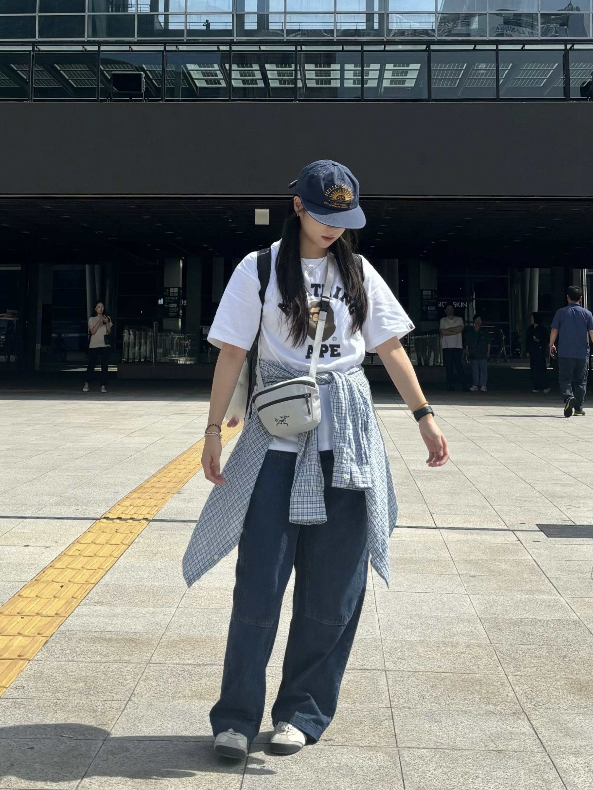 Hello Sunrise Washed HS Arch Logo 6Panel Cap Navy & Orange, BAPE College T-Shirt White 착용 스타일 - 2