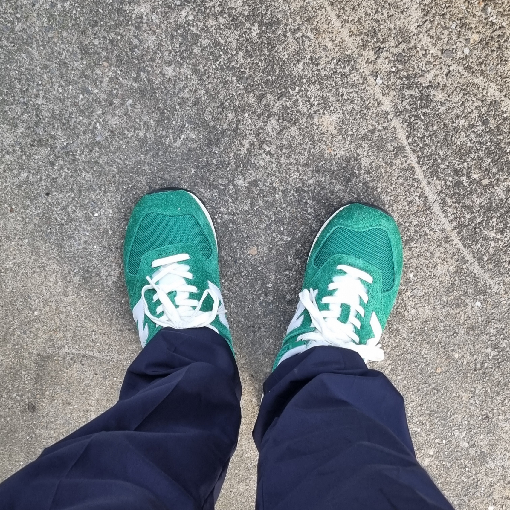NewJeans Supernatural NJ x Murakami Drawstring Bag Ver., New Balance 574 Heritage Grass Green 착용 스타일 - 3