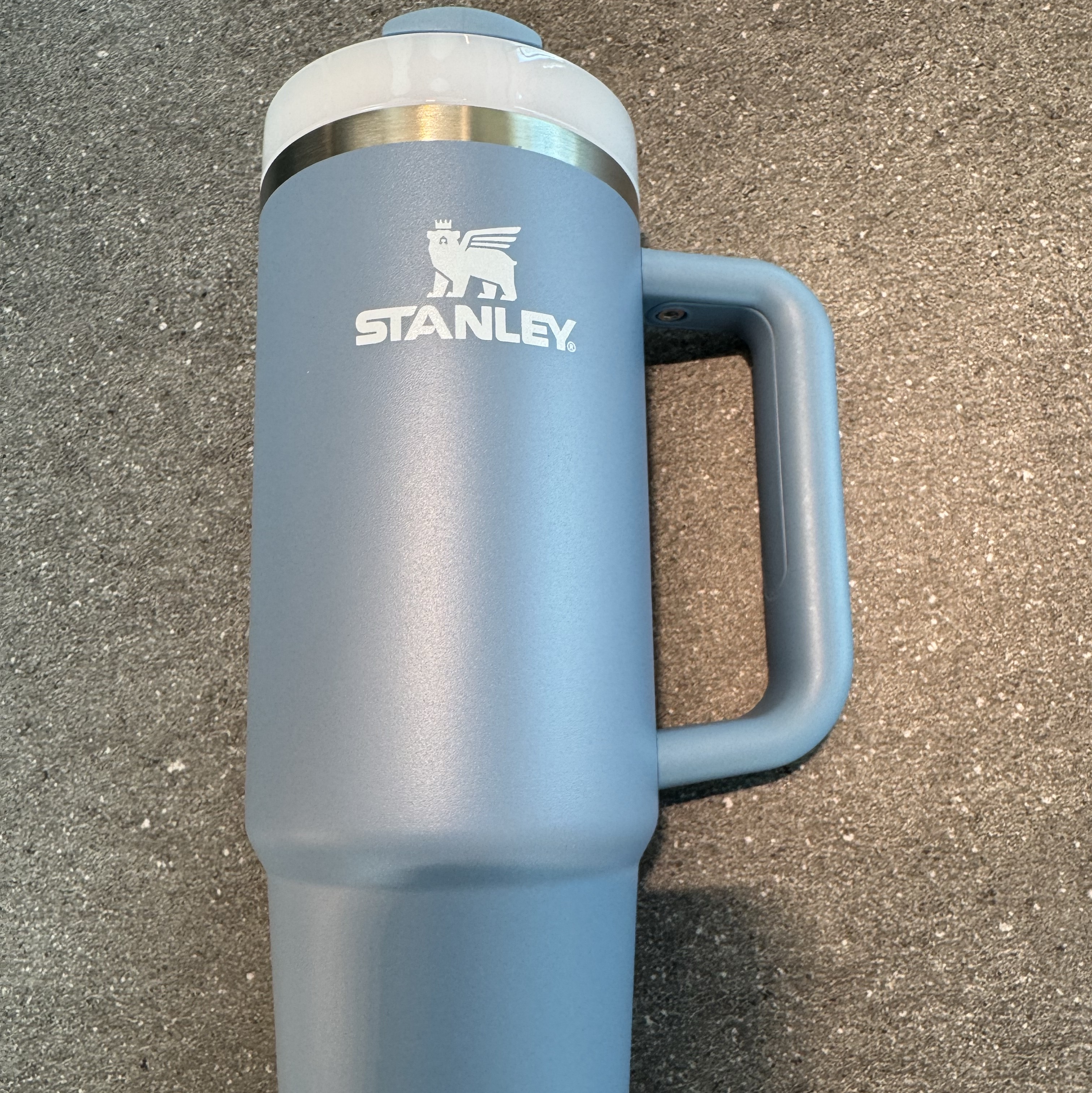 Stanley Quencher H2.0 FlowState Tumbler 887ml Indigo 착용 스타일