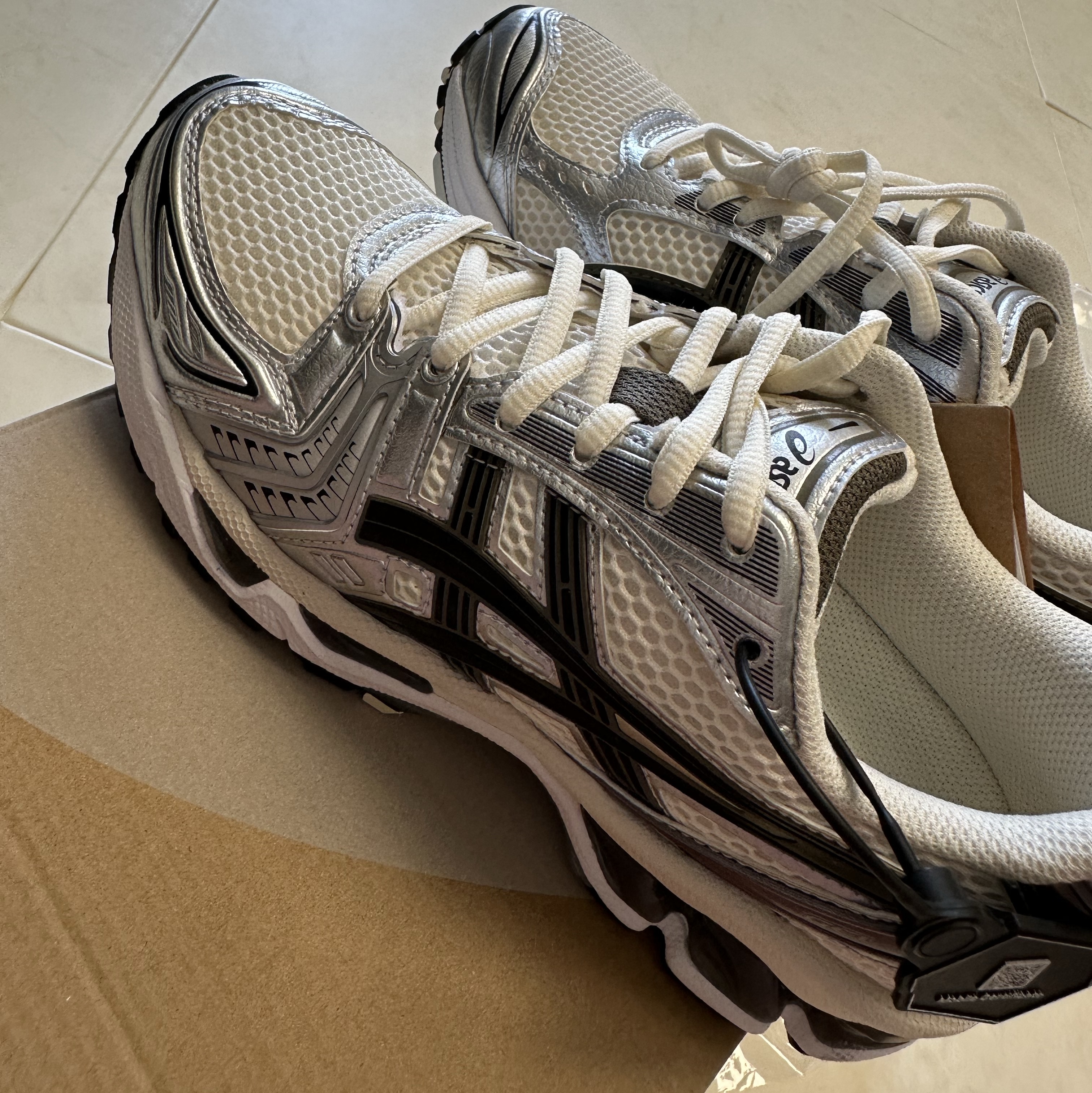 Asics Gel-Kayano 14 Cream Black 착용 스타일 - 1