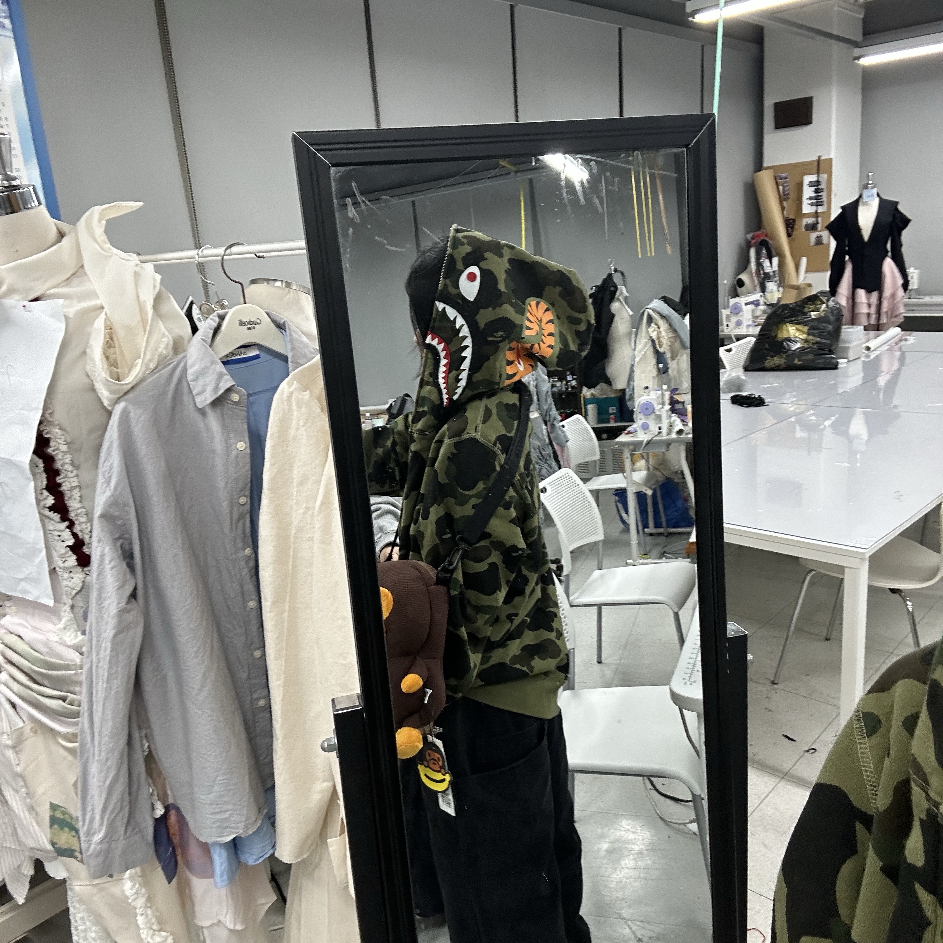 BAPE Baby Milo Plush Cross Bag Brown, BAPE 1st Camo Shark Full Zip Hoodie Army Green 착용 스타일 - 1