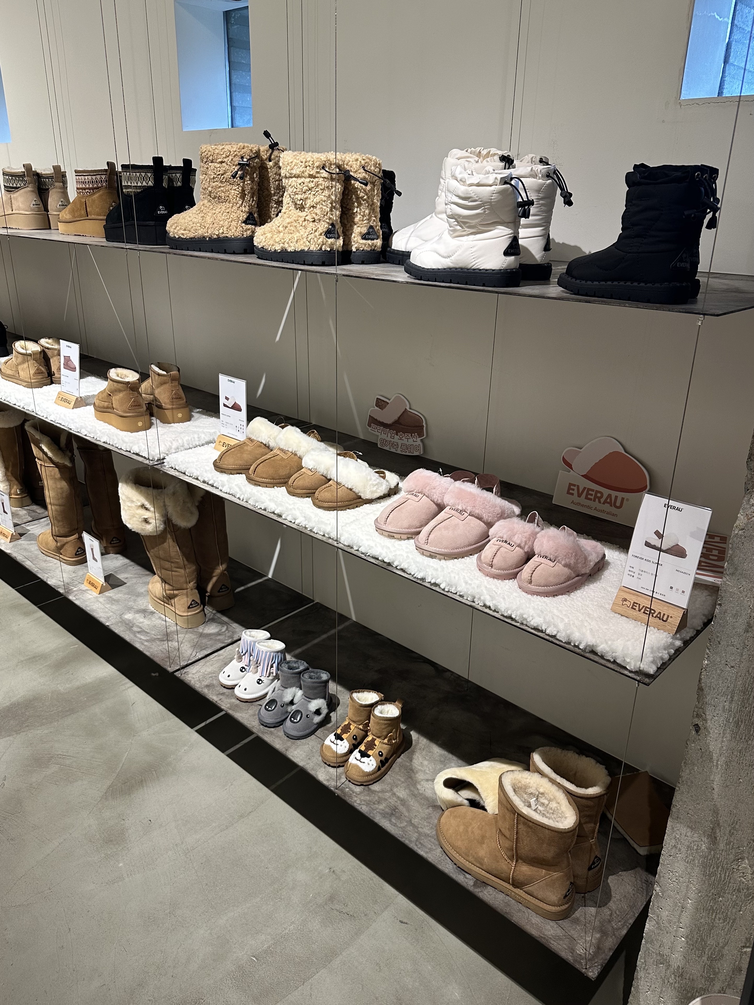 UGG Tasman Weather Hybrid Chestnut Whitecap 착용 스타일 - 9