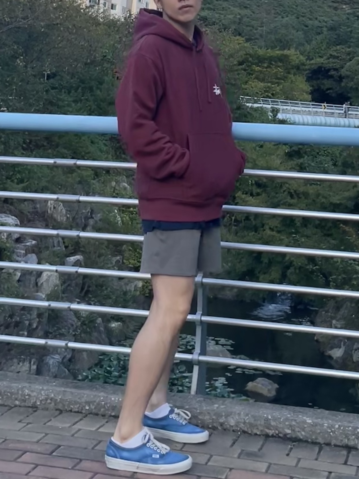 Stussy Basic Stussy Hoodie Oxblood 2024, Vans Authentic Wave Washed Blue 착용 스타일 - 2