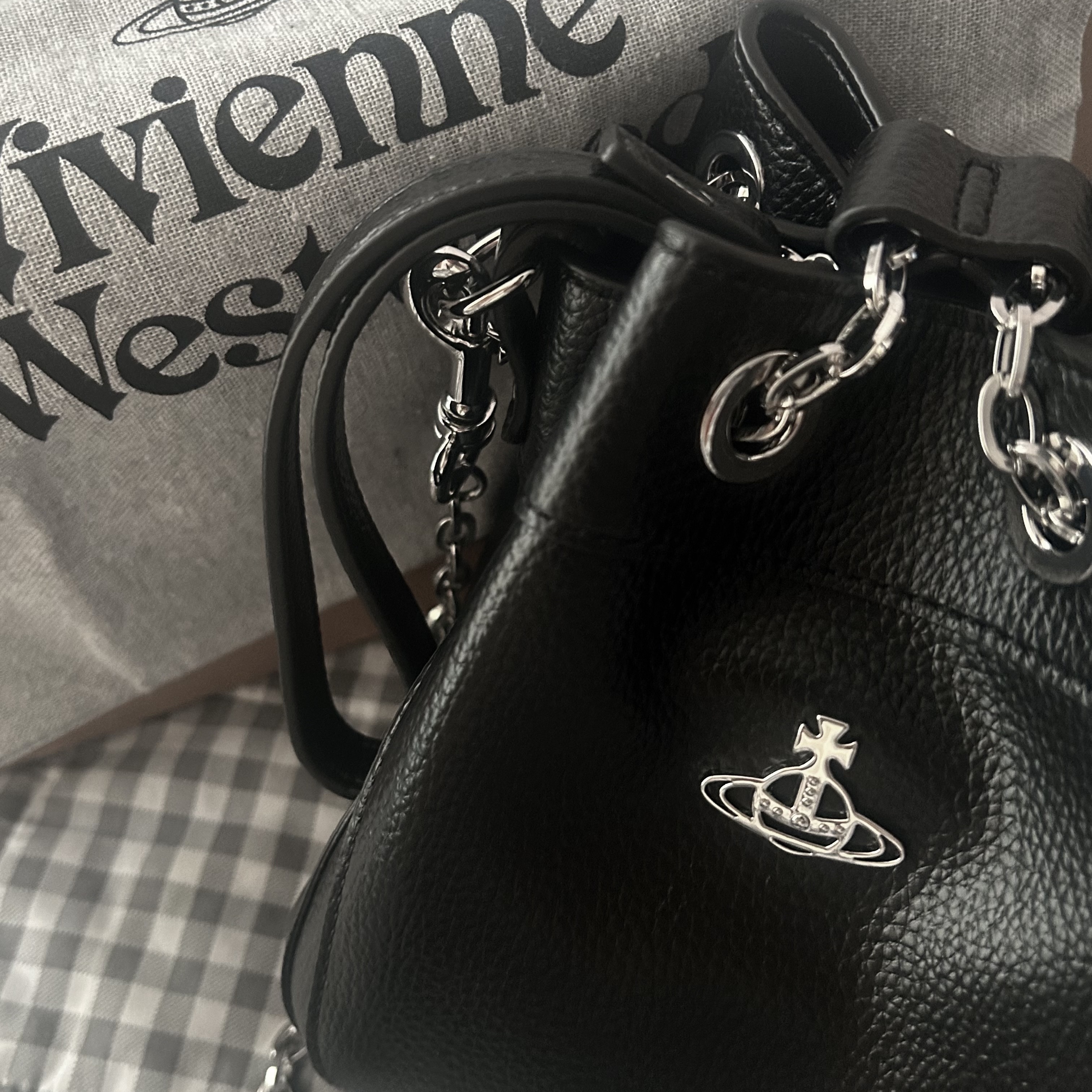 Vivienne Westwood Chrissy Small Bucket Bag Black 착용 스타일