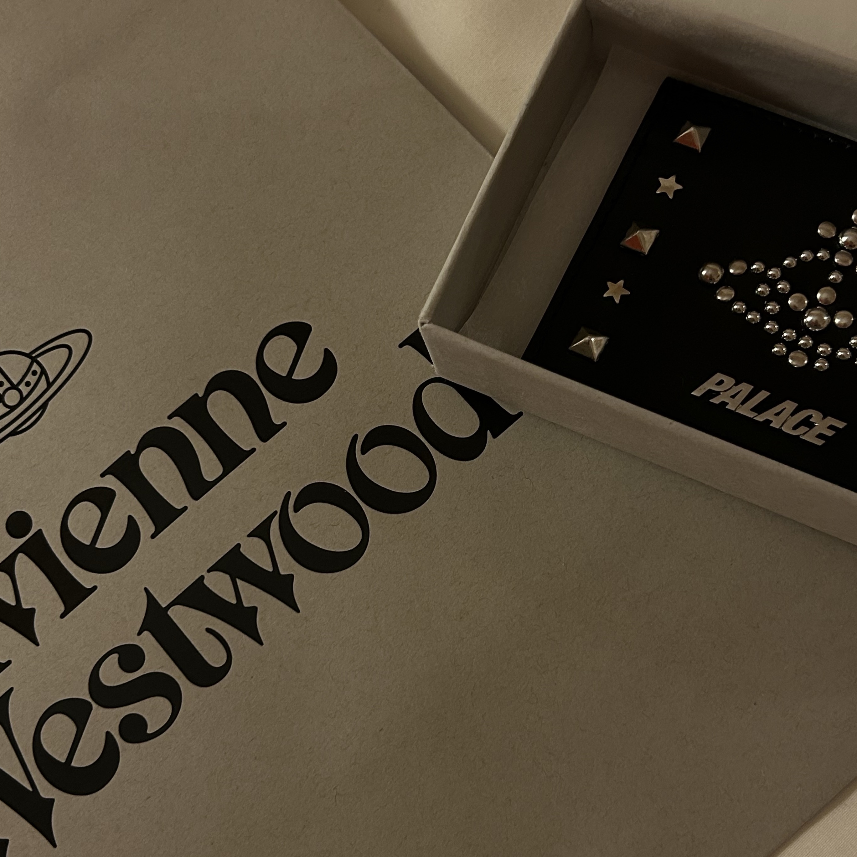 Palace x Vivienne Westwood Cardholder Black - 24FW 착용 스타일 - 2