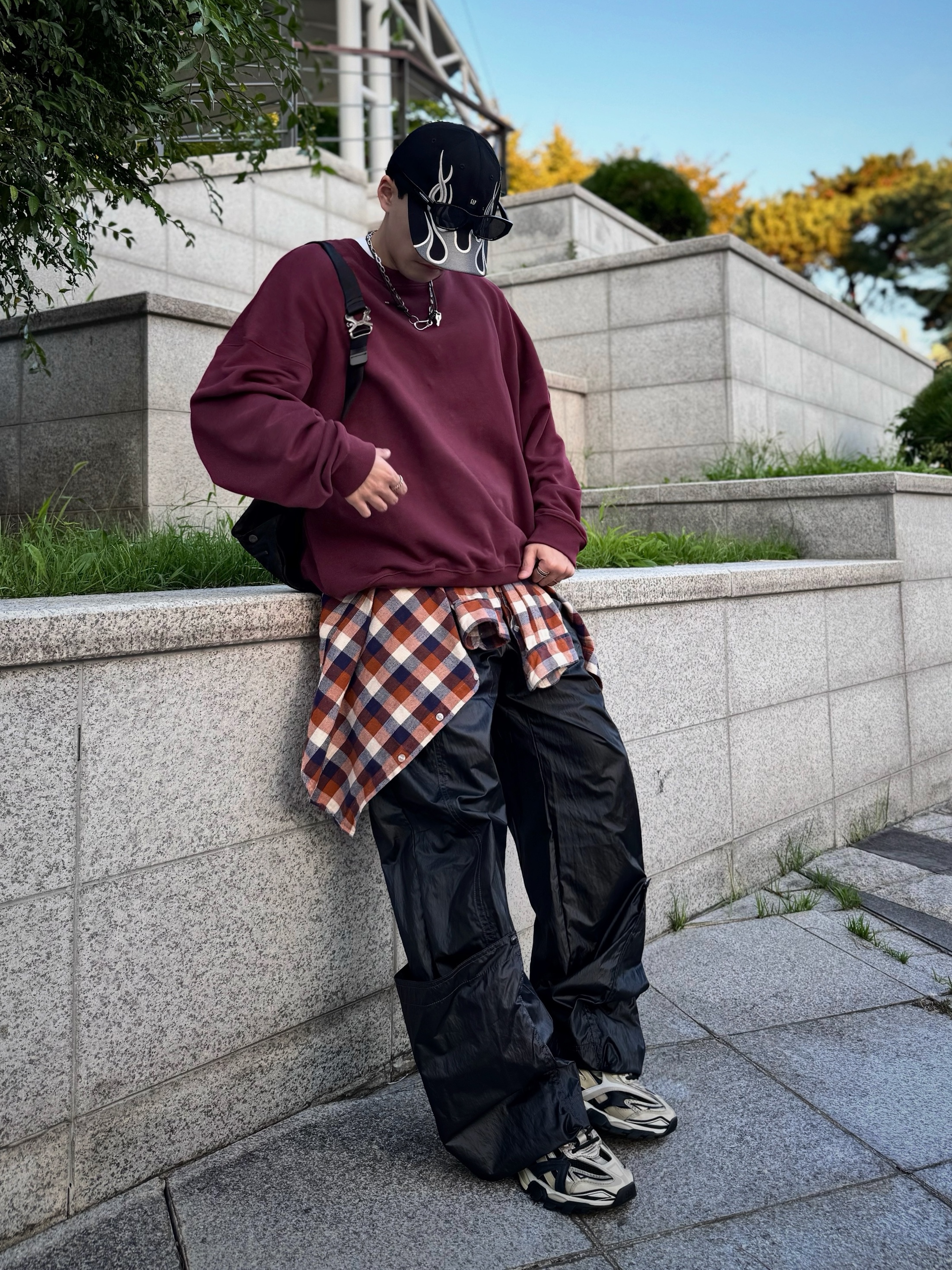 (W) Matin Kim Loose Pocket Nylon Pants Black, Balenciaga Track.2 Sneakers Beige Black 착용 스타일 - 2