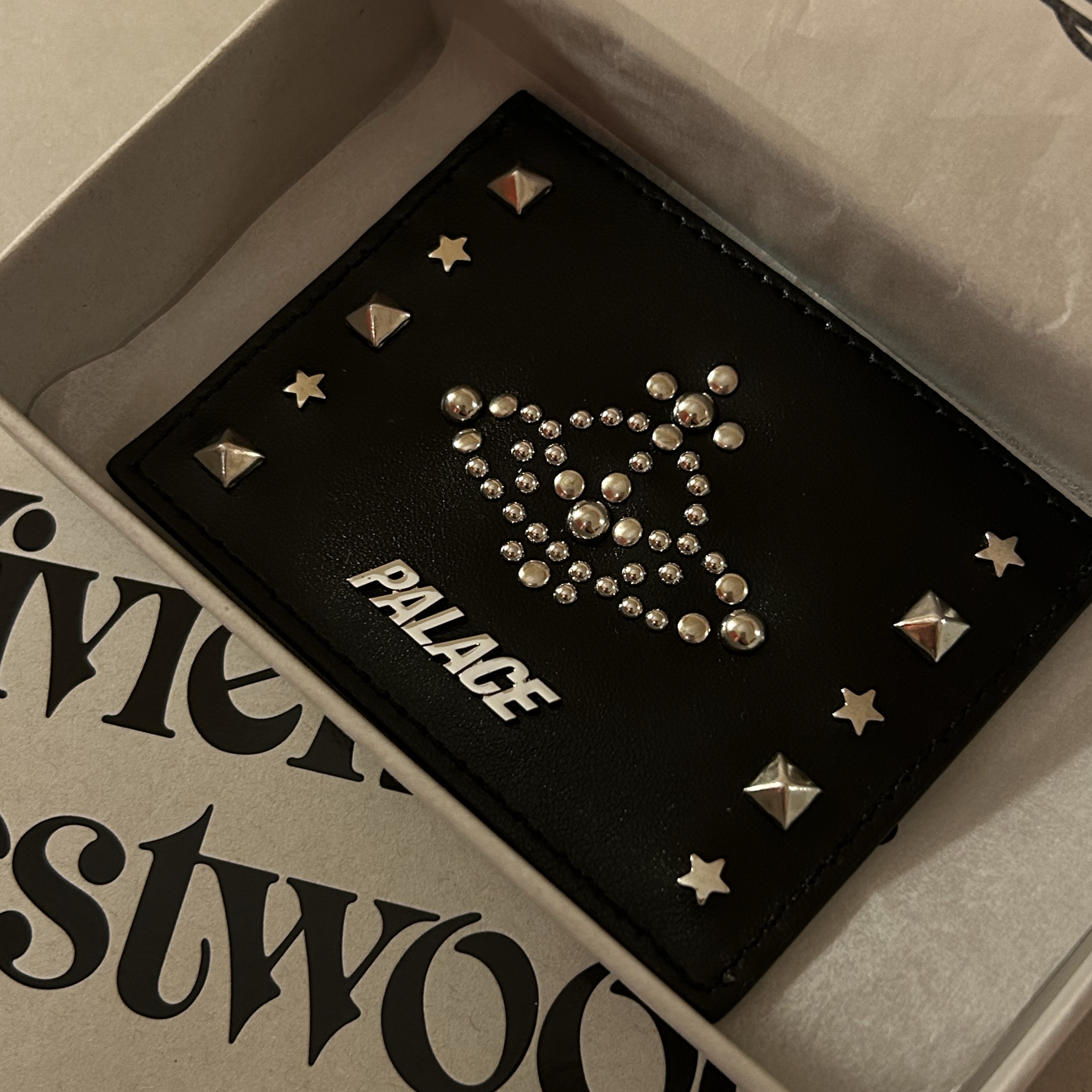Palace x Vivienne Westwood Cardholder Black - 24FW 착용 스타일 - 1