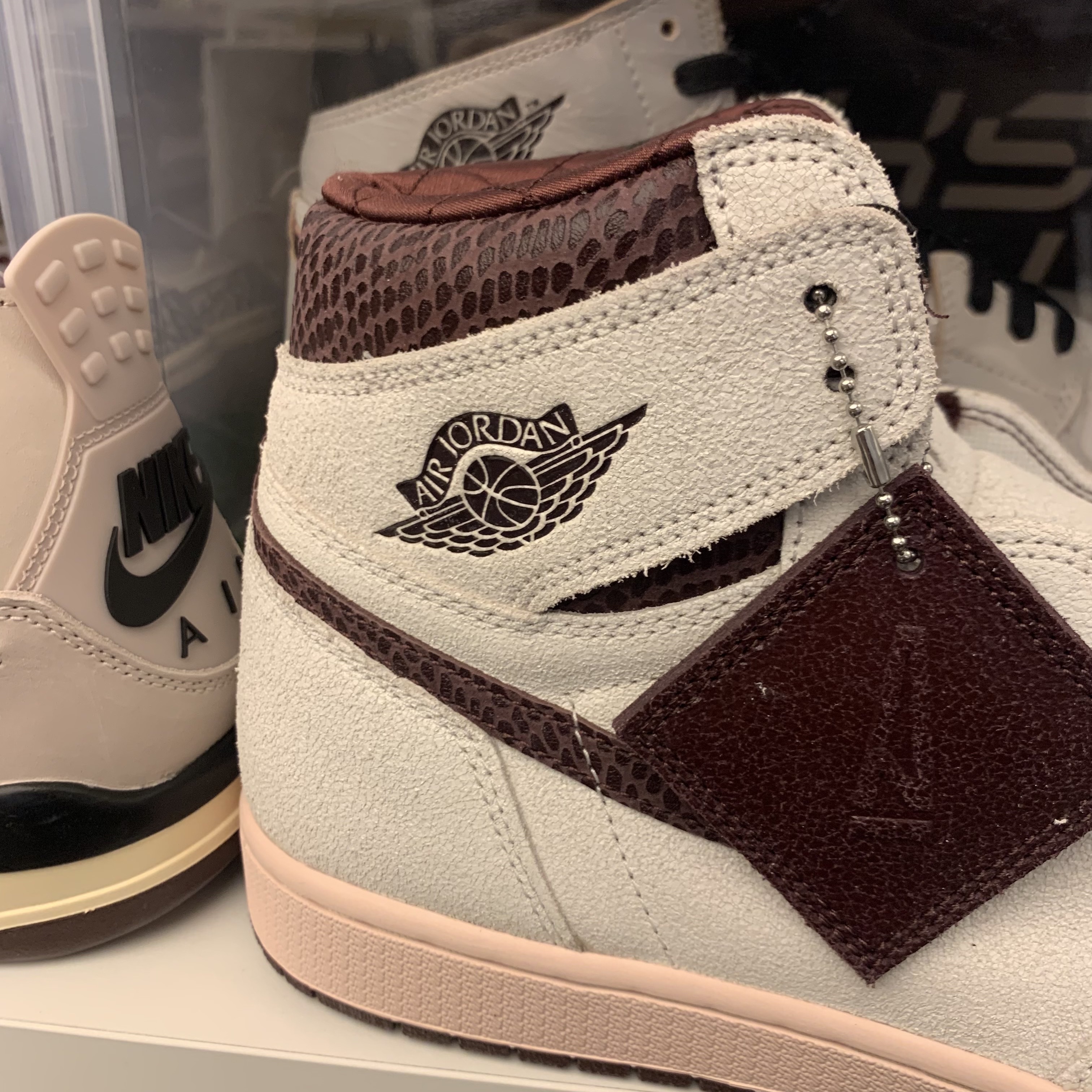 Jordan 1 x A Ma Maniere Retro High OG SP Sail and Burgundy 착용 스타일 - 3