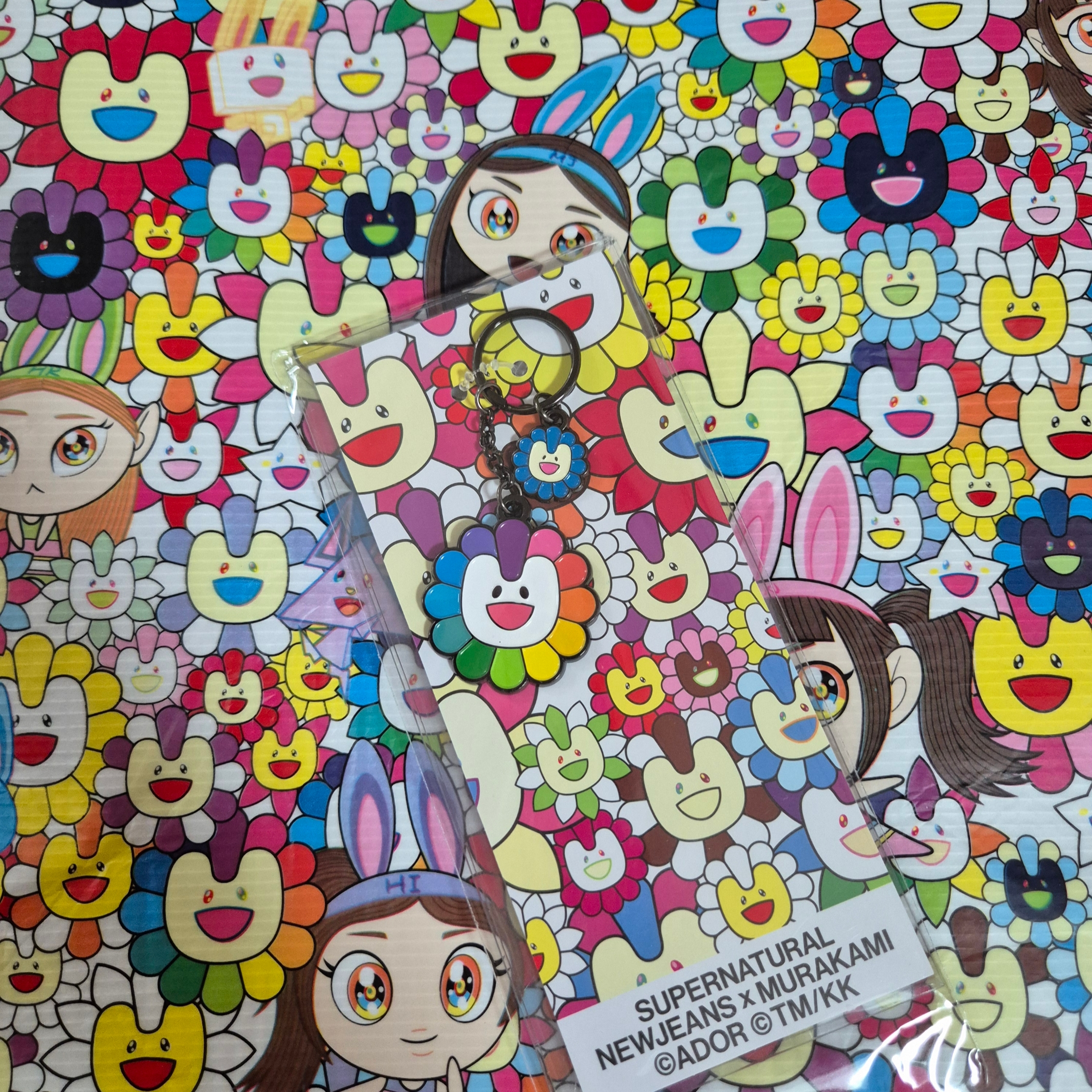 NewJeans x Murakami Metal Keyring Flower, NewJeans x Murakami Medium Reusable Bag 착용 스타일 - 2