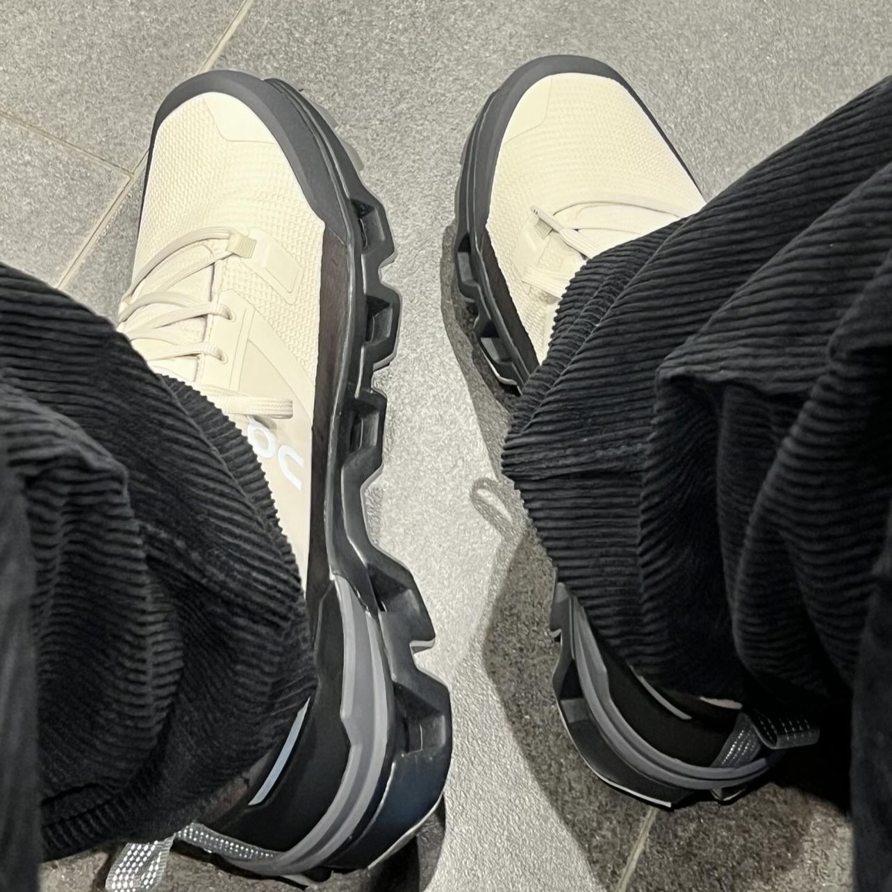 On Running Cloudwander Waterproof Sand Black 착용 스타일