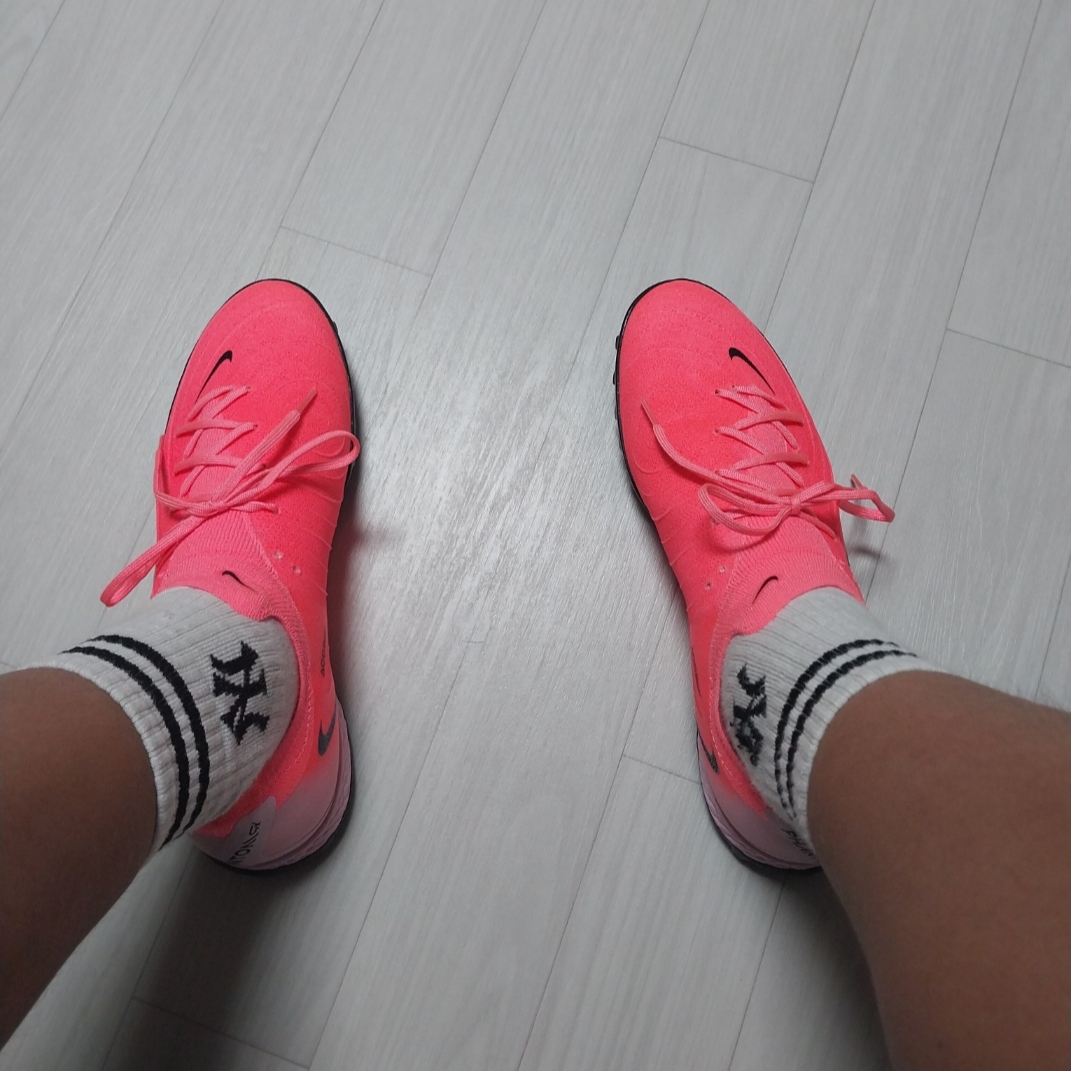 Nike Phantom GX 2 Pro TF Sunset Pulse Black 착용 스타일