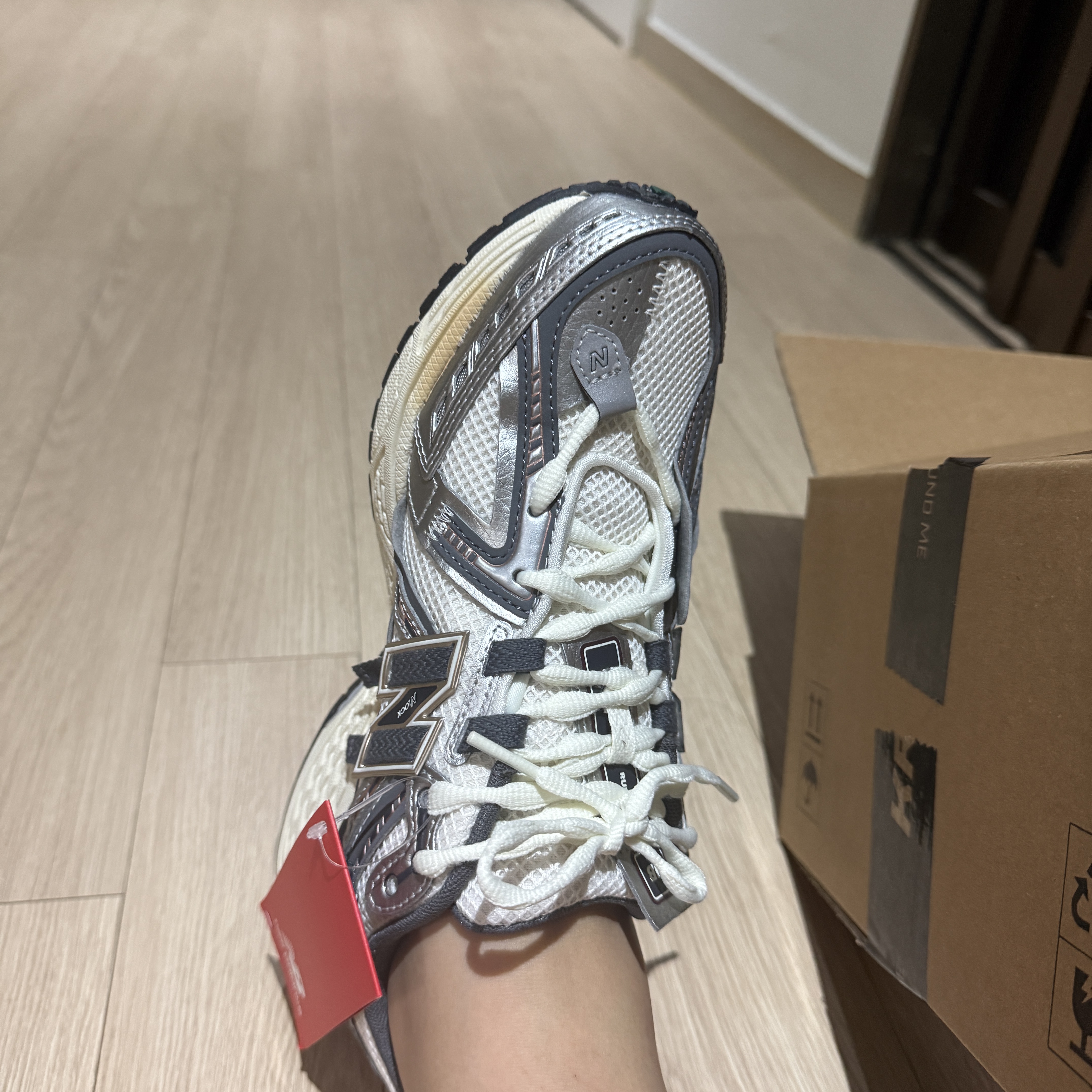New Balance 1906A Silver Metallic Castlerock 착용 스타일 - 3