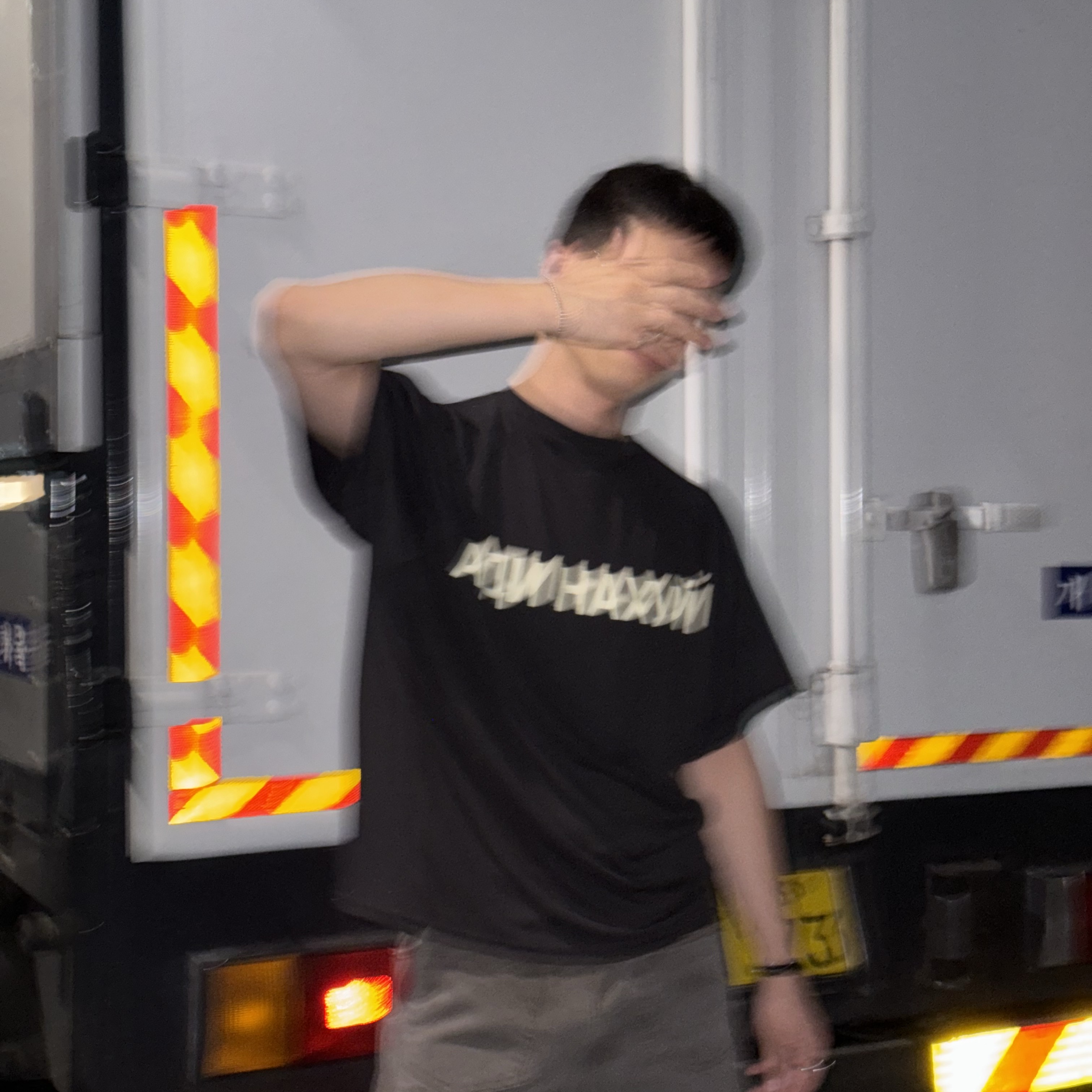 Yeezy x Gosha Rubchinskiy YZY Jersey Black (Vultures Listening Experience Korea Exclusive), Yeezy x Gosha Rubchinskiy YZY Black Dogs Hoodie Black 착용 스타일 - 1
