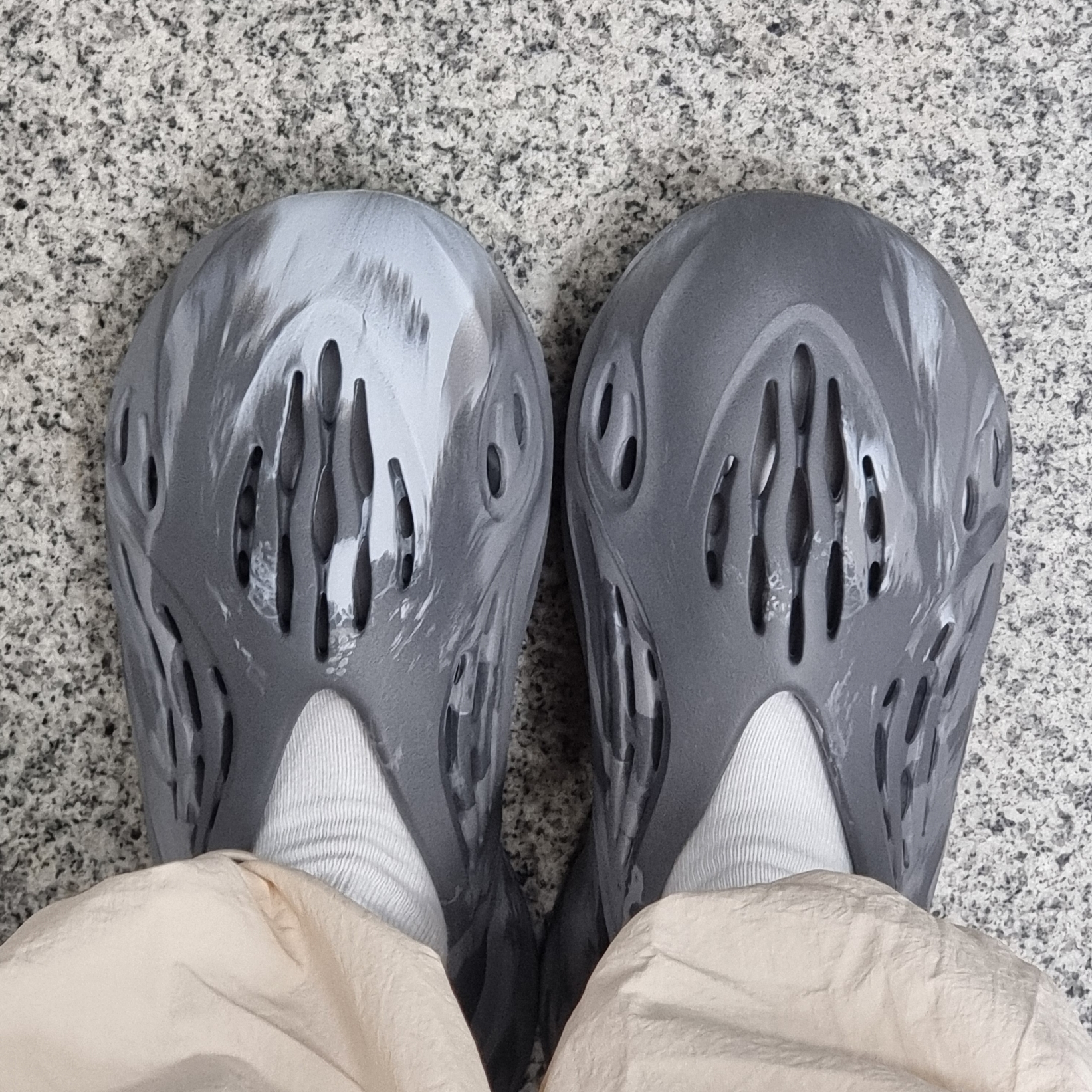 Adidas Yeezy Foam RNNR MX Granite 착용 스타일