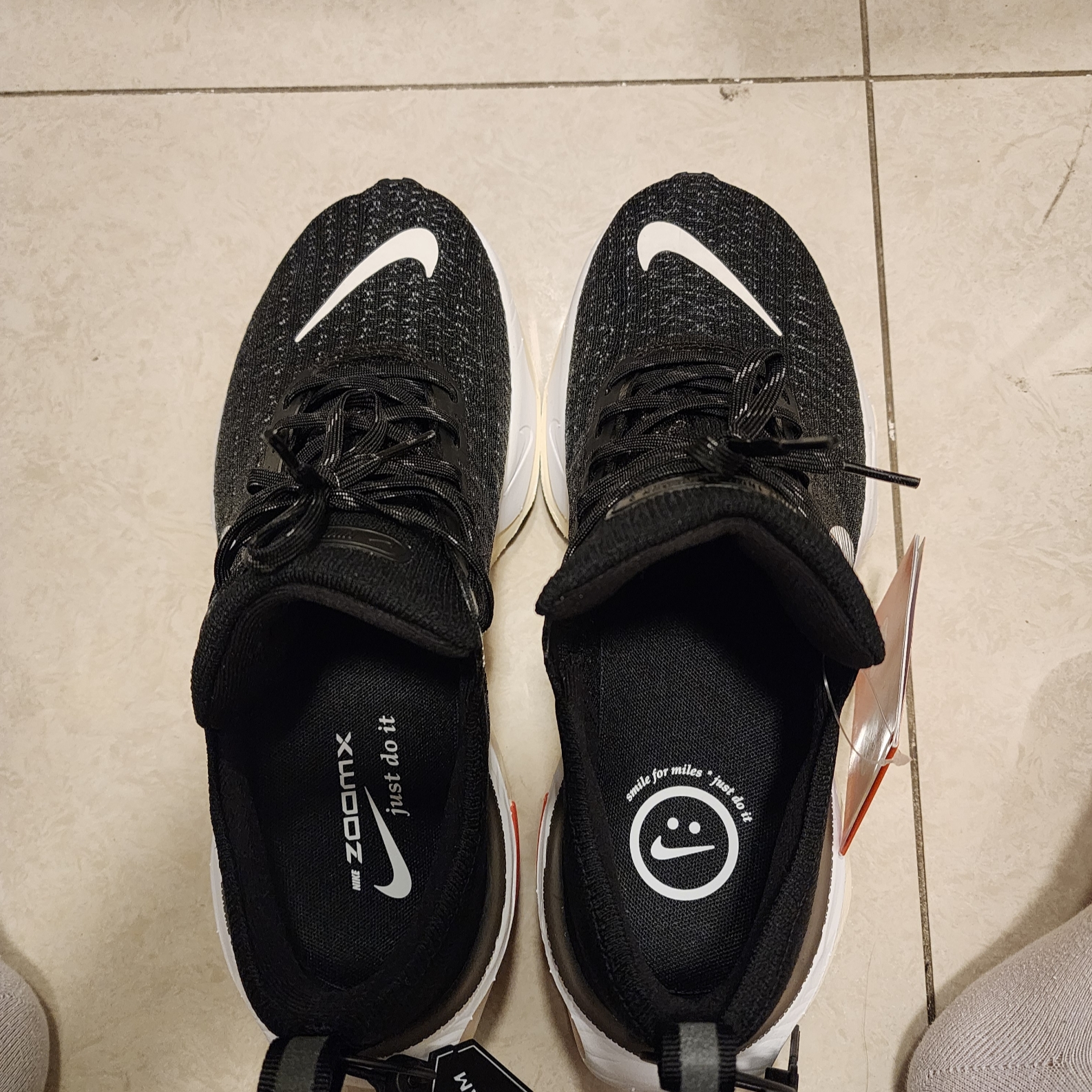 Nike ZoomX Invincible Run Flyknit 3 Black White 착용 스타일 - 2
