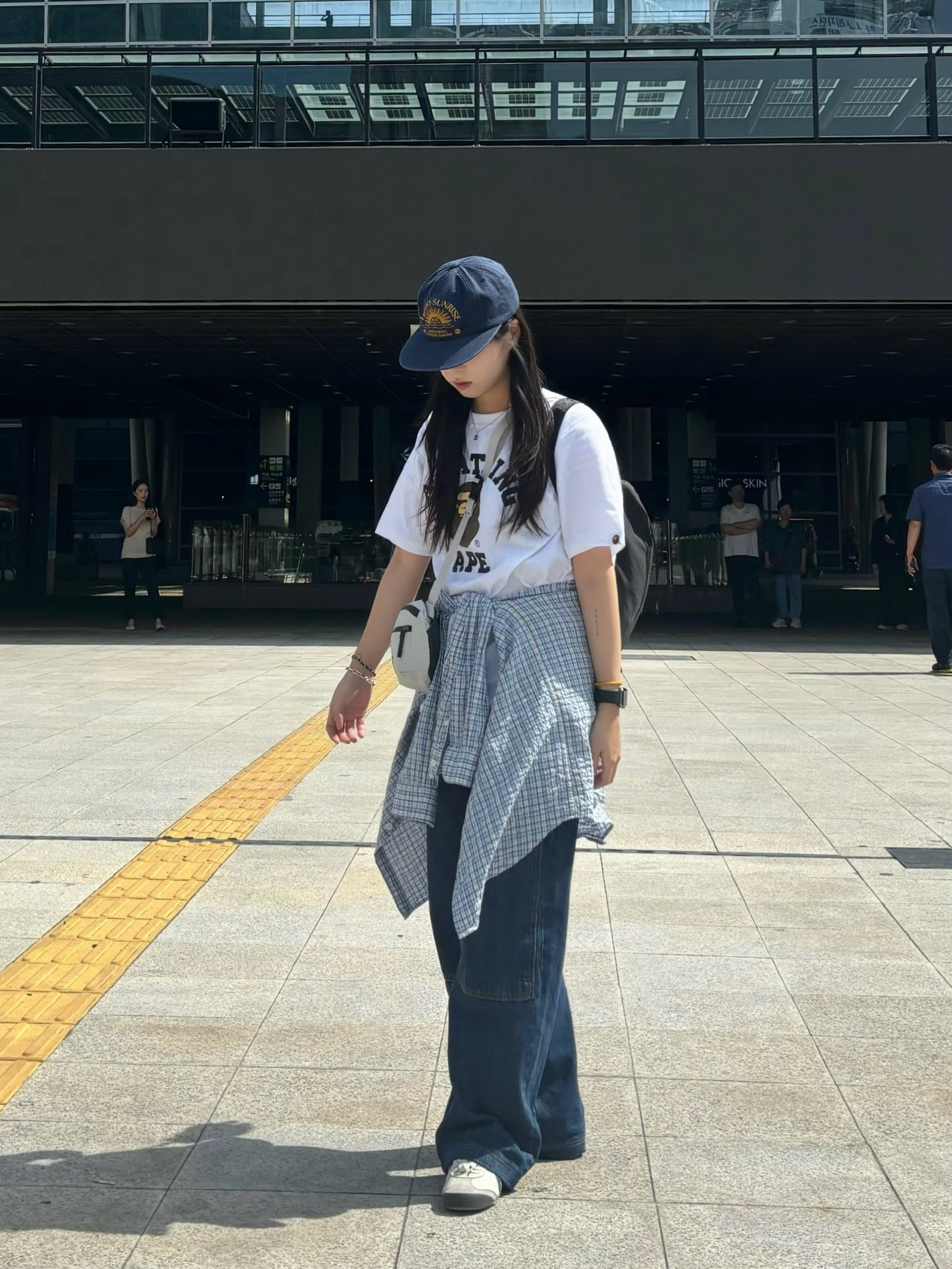 Hello Sunrise Washed HS Arch Logo 6Panel Cap Navy & Orange, BAPE College T-Shirt White 착용 스타일 - 1
