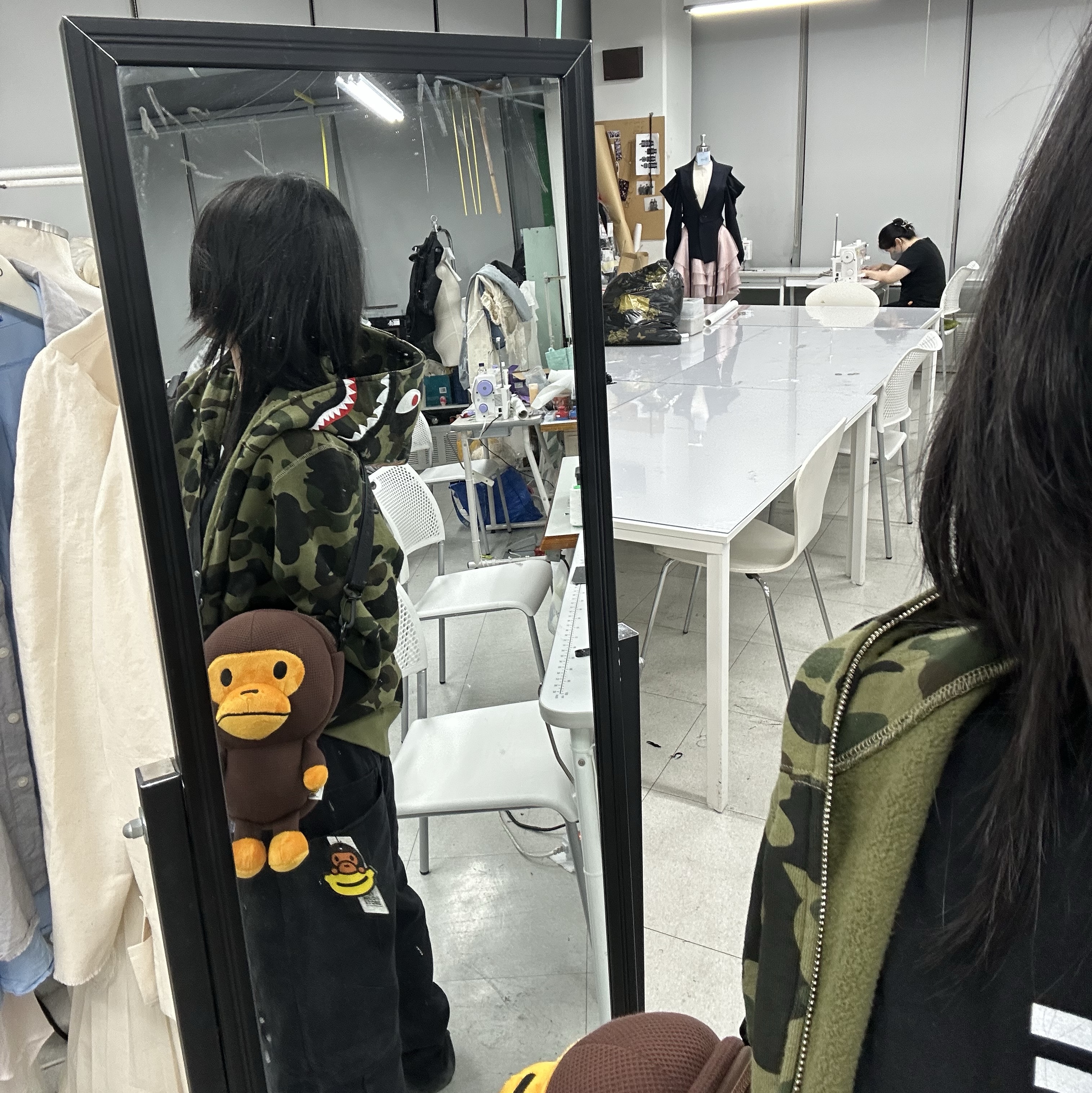 BAPE Baby Milo Plush Cross Bag Brown, BAPE 1st Camo Shark Full Zip Hoodie Army Green 착용 스타일 - 2