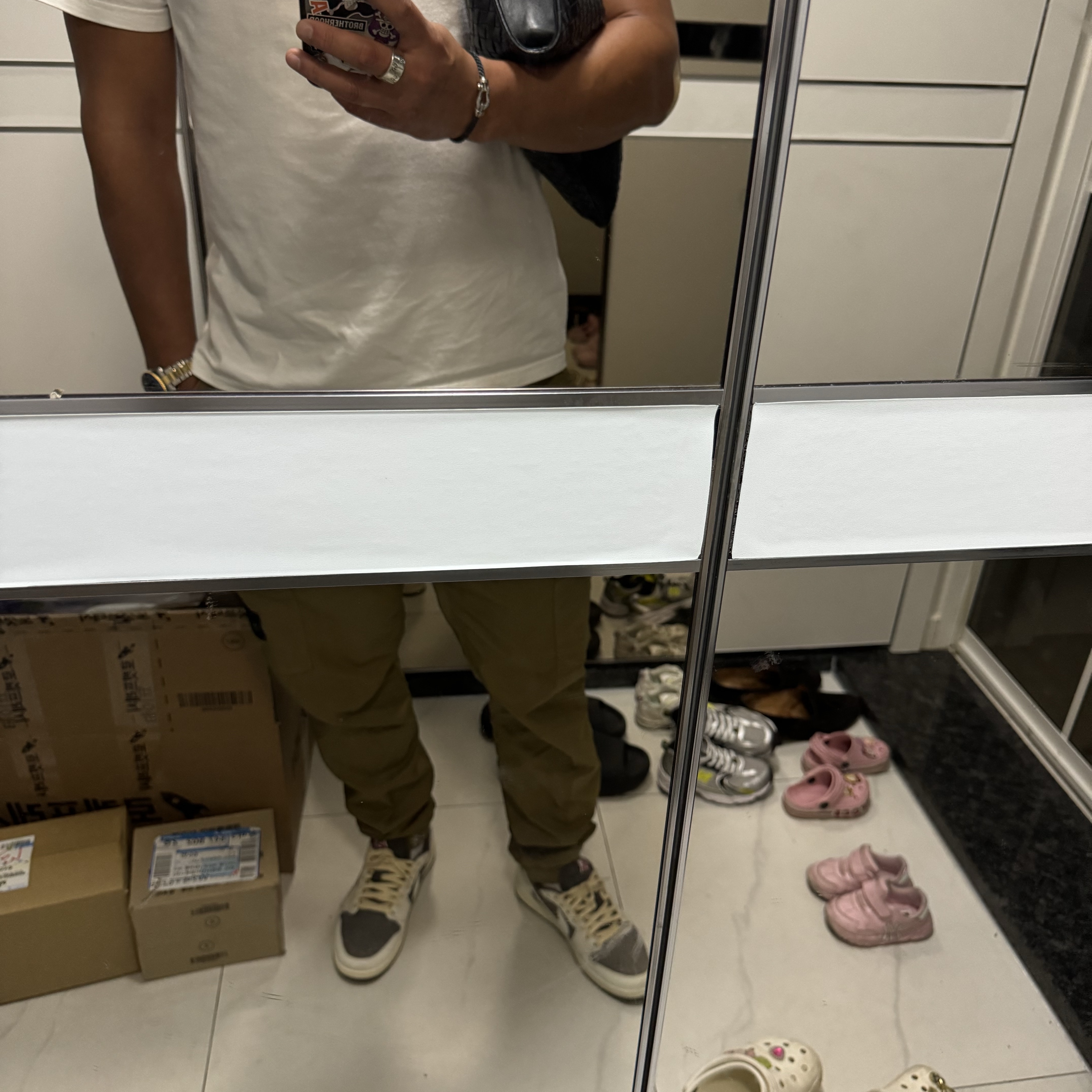 Jordan 1 x Travis Scott Retro Low OG SP Sail and Ridgerock, Supreme Seoul Box Logo T-Shirt White - 23FW 착용 스타일 - 1