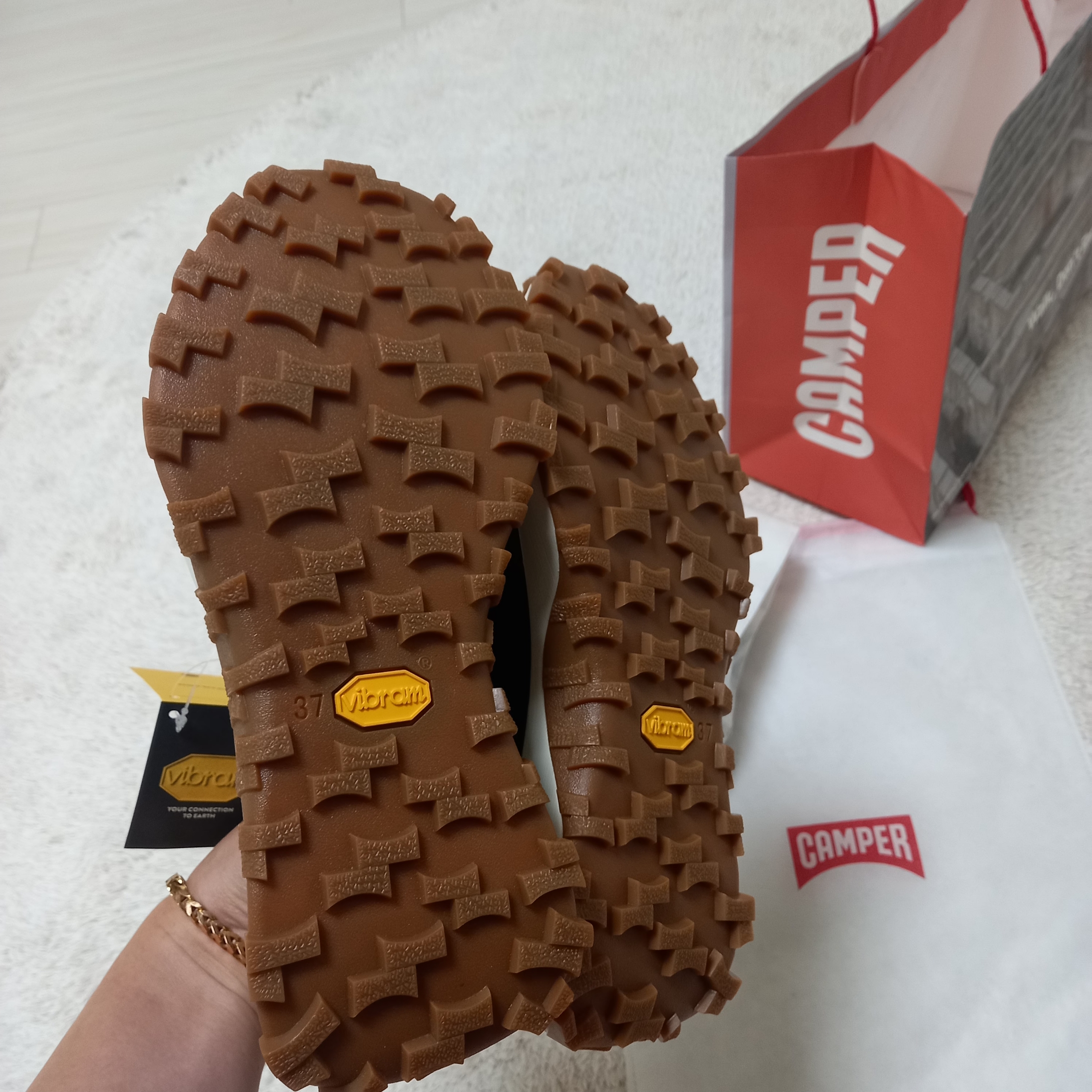(W) Camper Drift Trail Vibram Nubuck Sneakers Black 착용 스타일 - 3