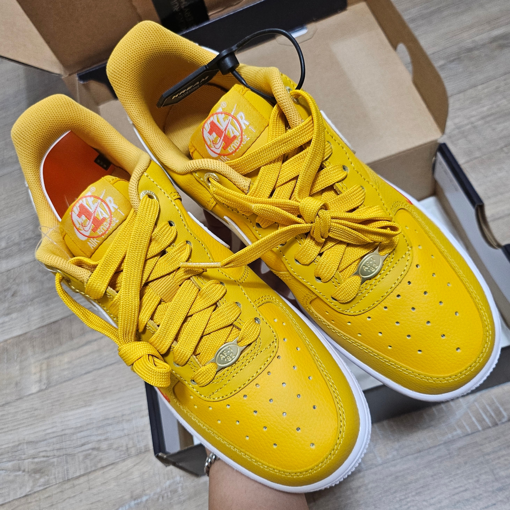 (W) Nike Air Force 1 '07 SE 40th Anniversary Join Forces Yellow Ochre 착용 스타일 - 2