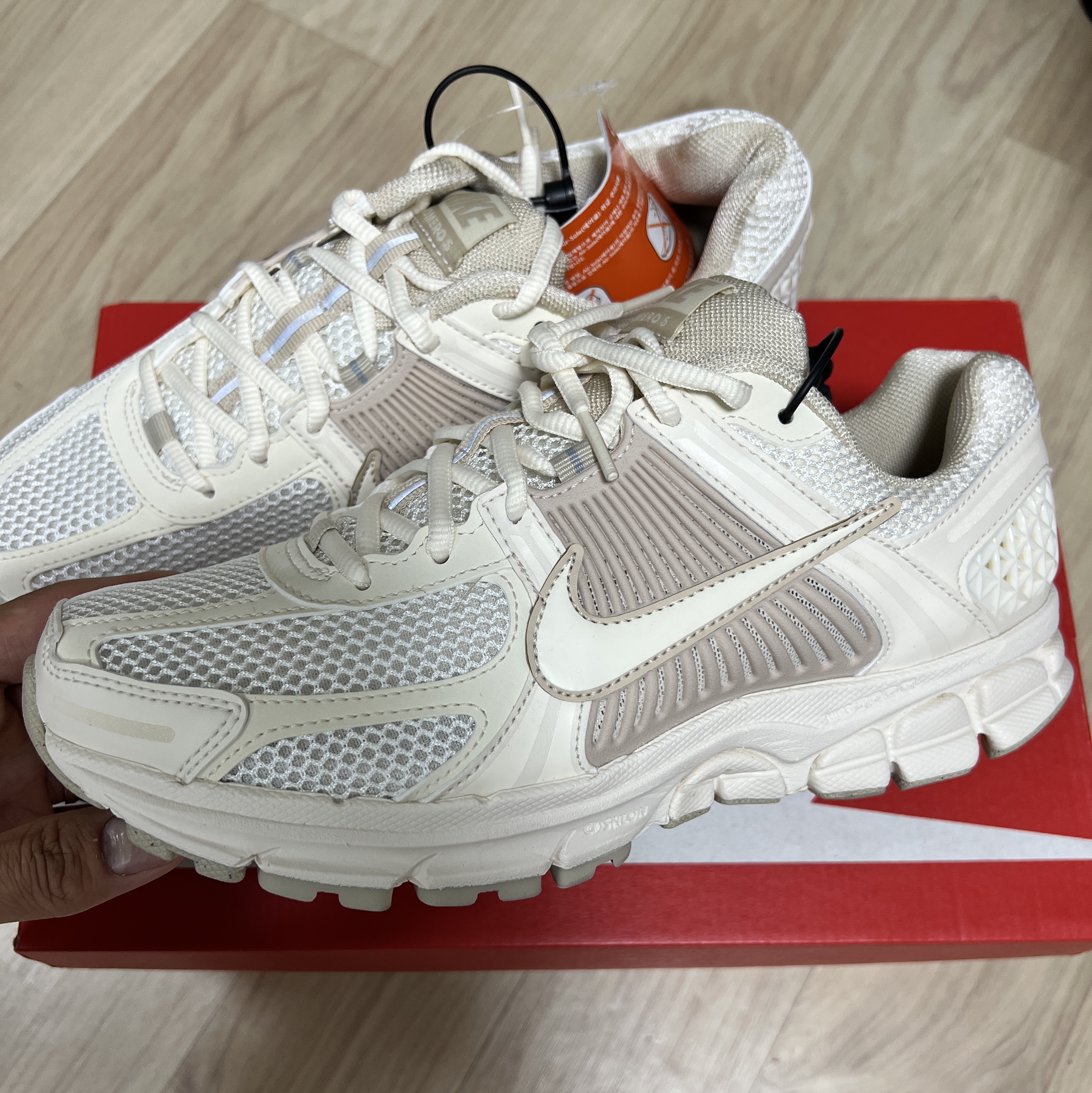 (W) Nike Zoom Vomero 5 Pale Ivory Sanddrift 착용 스타일 - 2