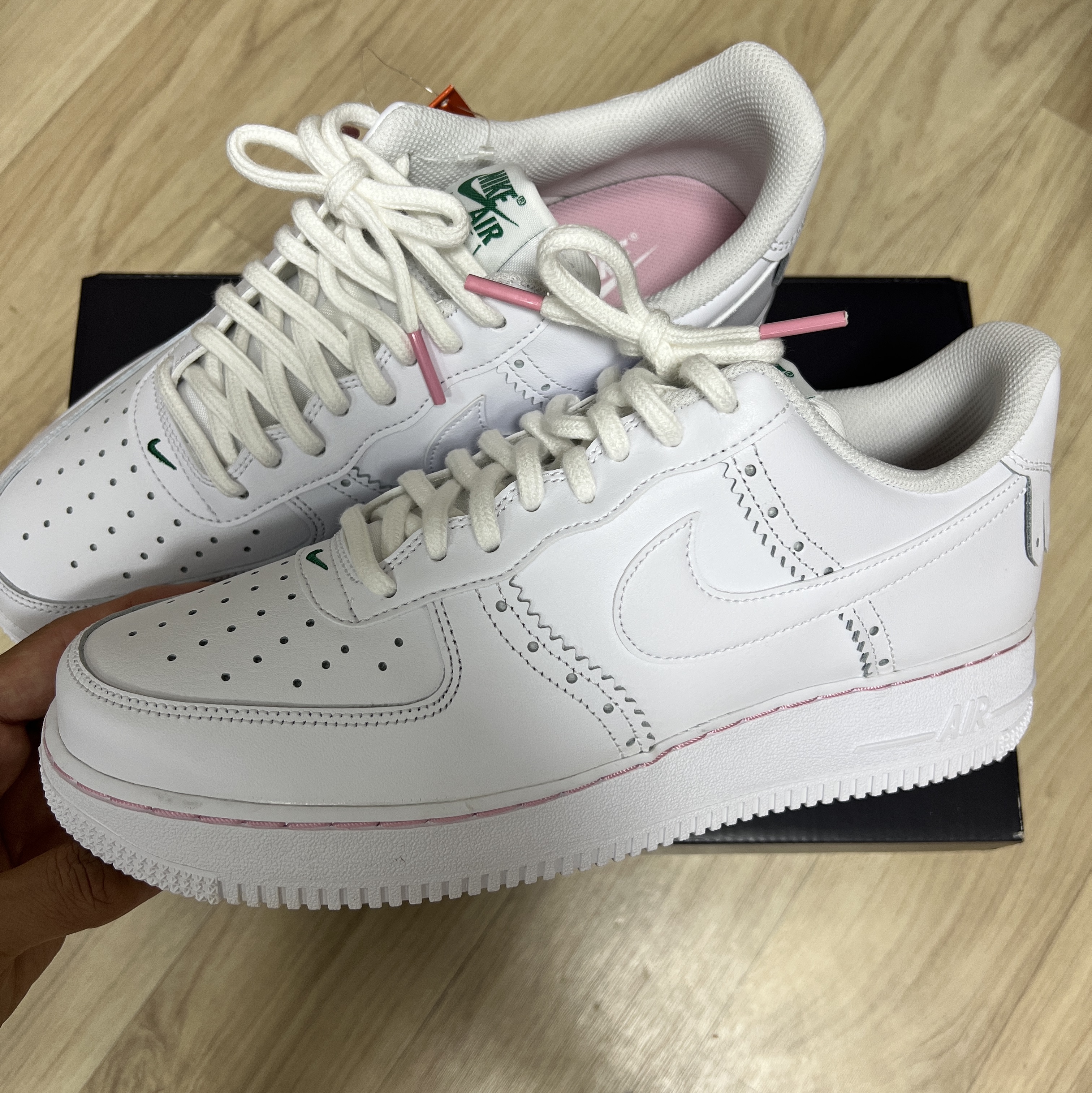 Nike Air Force 1 '07 LV8 White Medium Soft Pink 착용 스타일 - 2