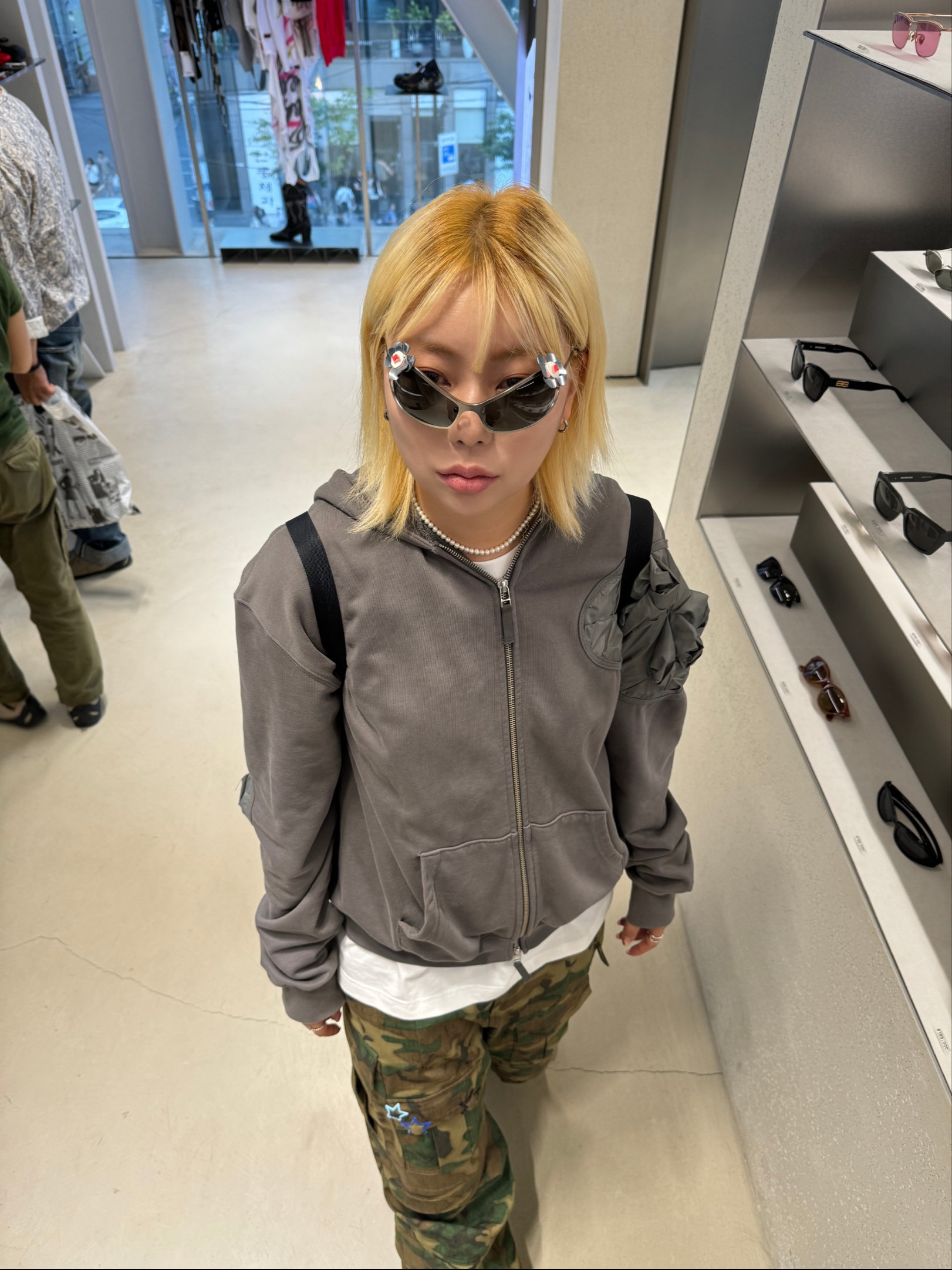 Farfromwhat Far Camo Cargo Pants Green, (W) Balenciaga 10XL Sneakers White Grey Silver Black 착용 스타일 - 1