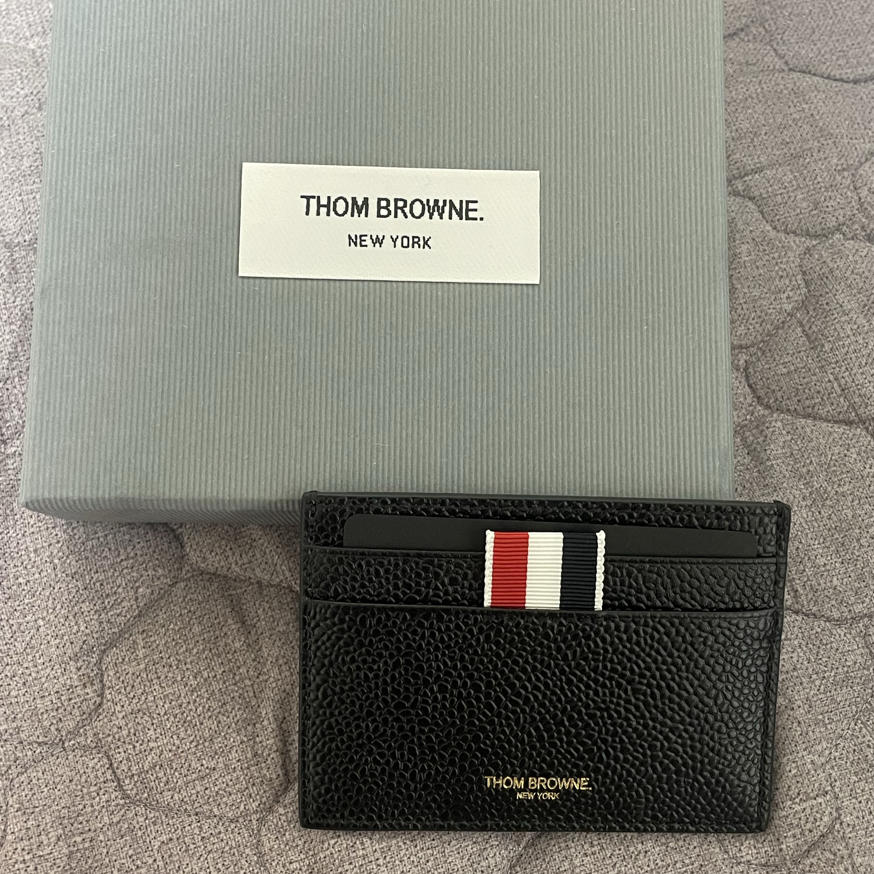 Thom Browne Pebble Grain Leather Stripe Single Card Holder Black 착용 스타일