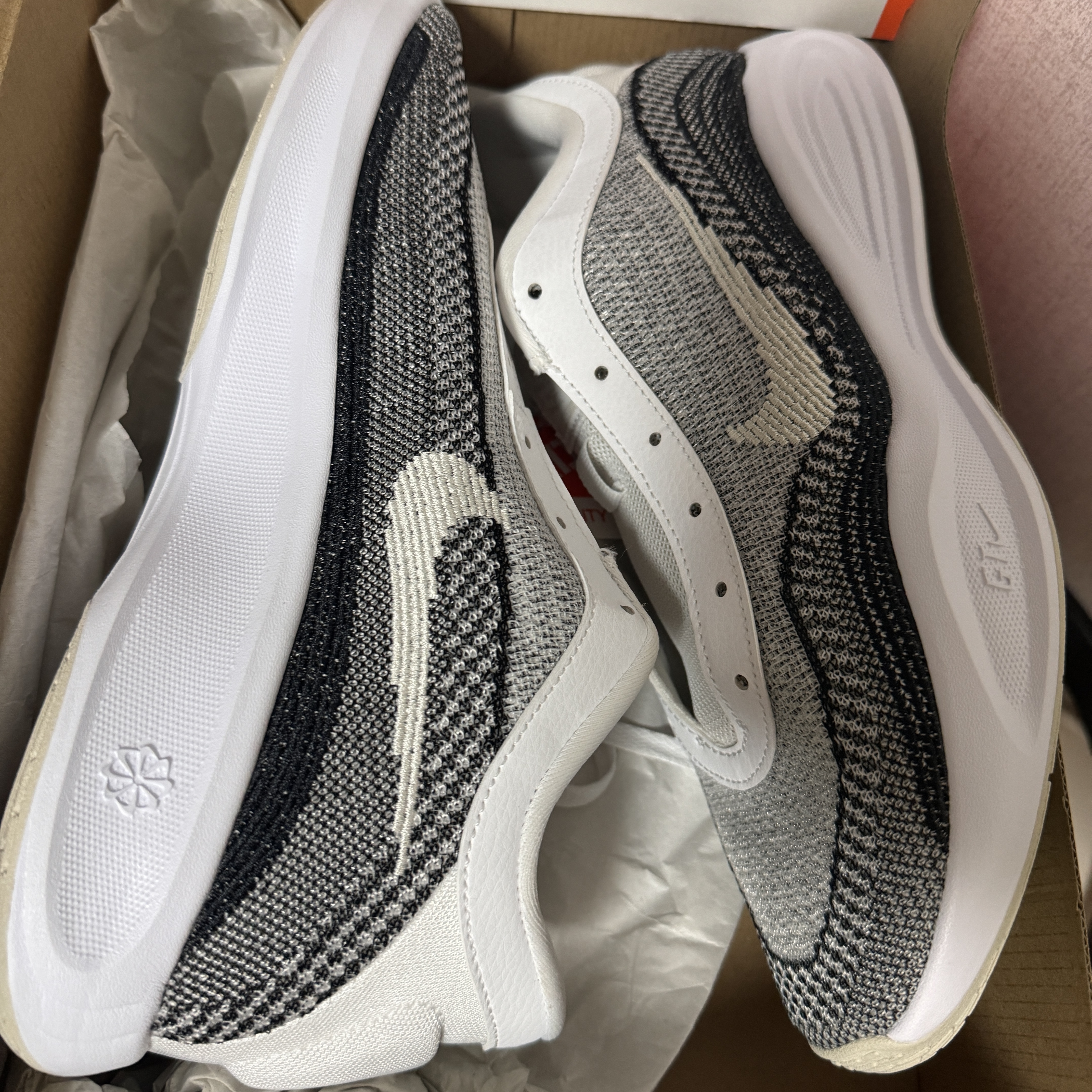 Nike G.T. Hustle Academy EP White Light Bone 착용 스타일