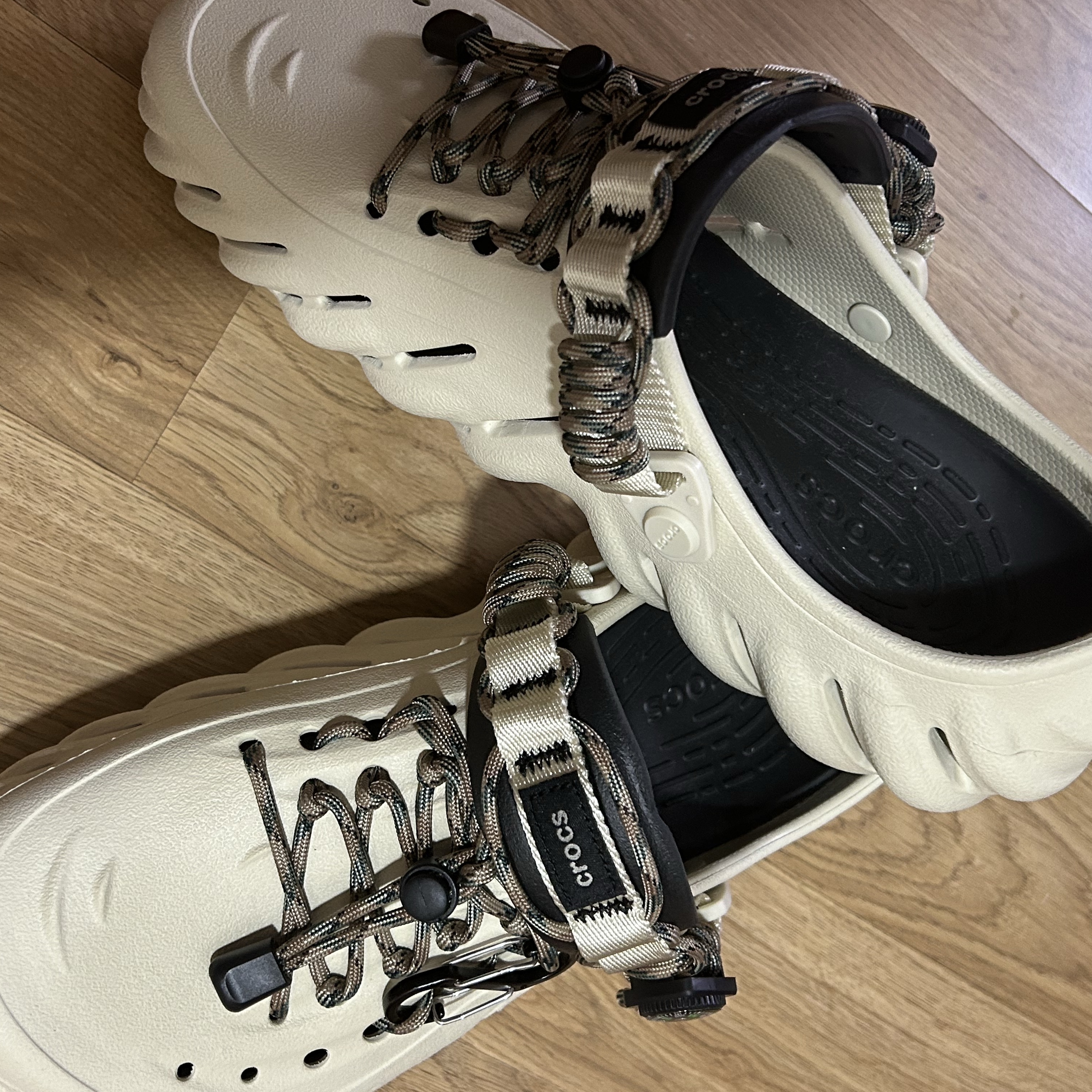 Crocs Echo Clog Bone Black 착용 스타일 - 3