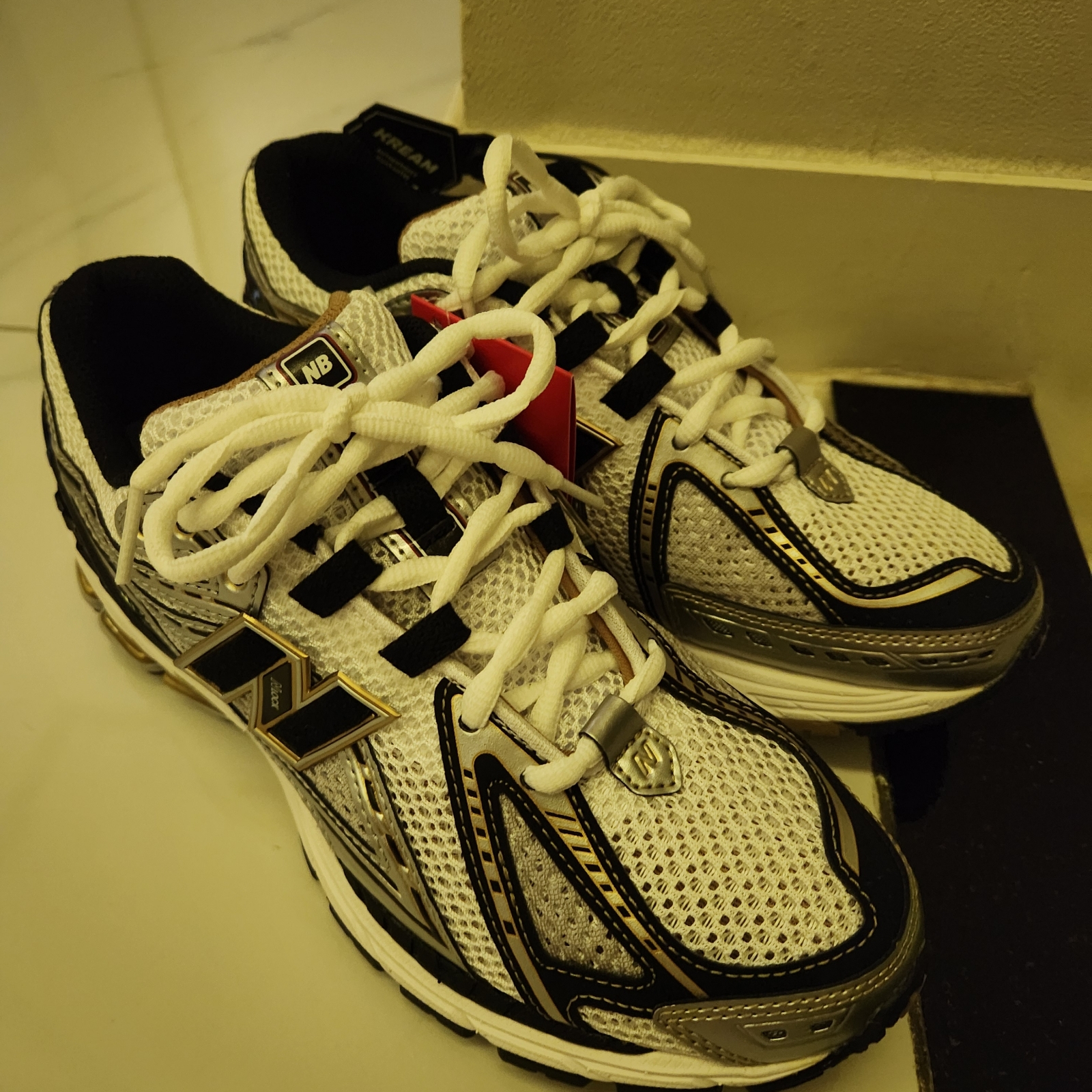 New Balance 1906R White Gold 착용 스타일
