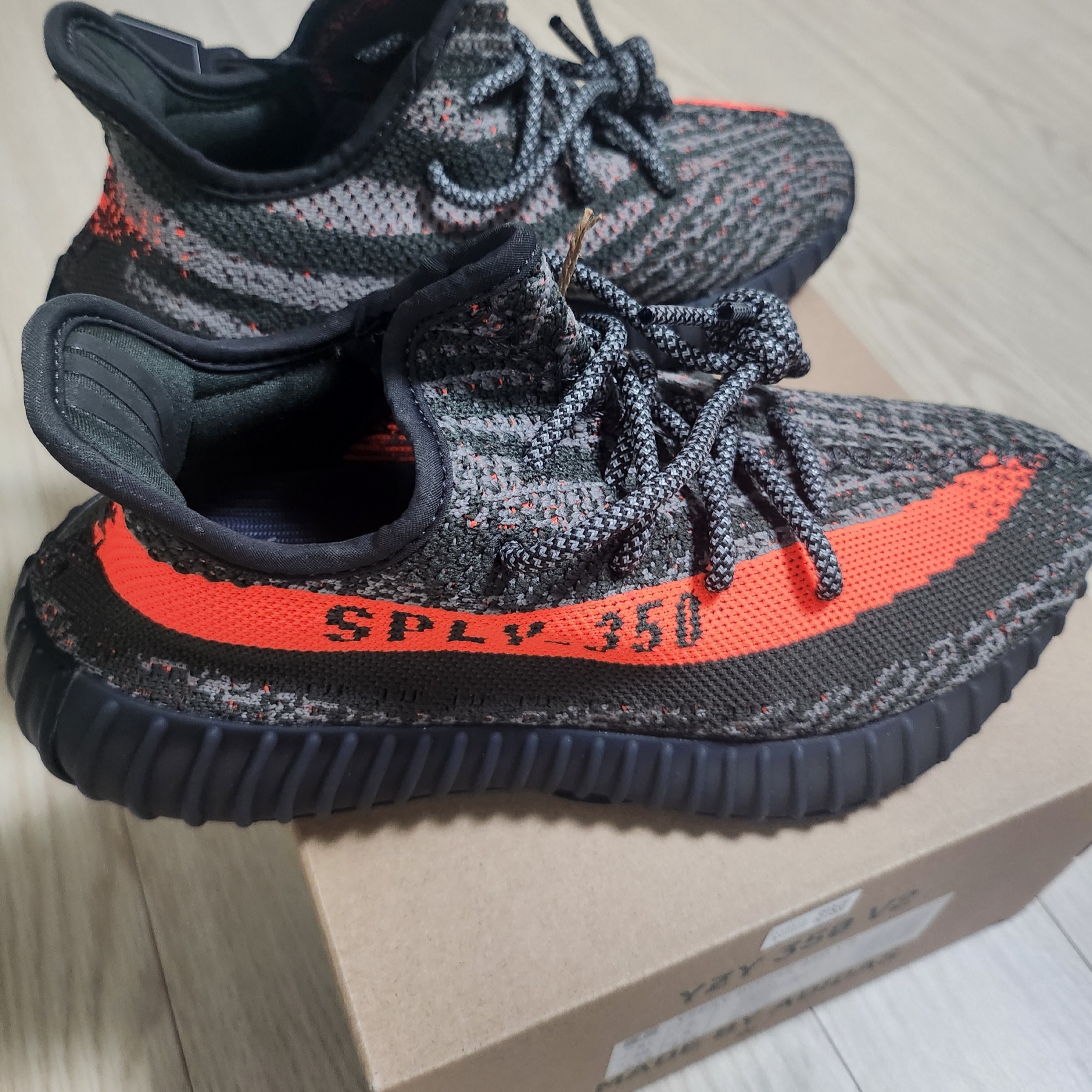 Adidas Yeezy Boost 350 V2 Carbon Beluga 착용 스타일