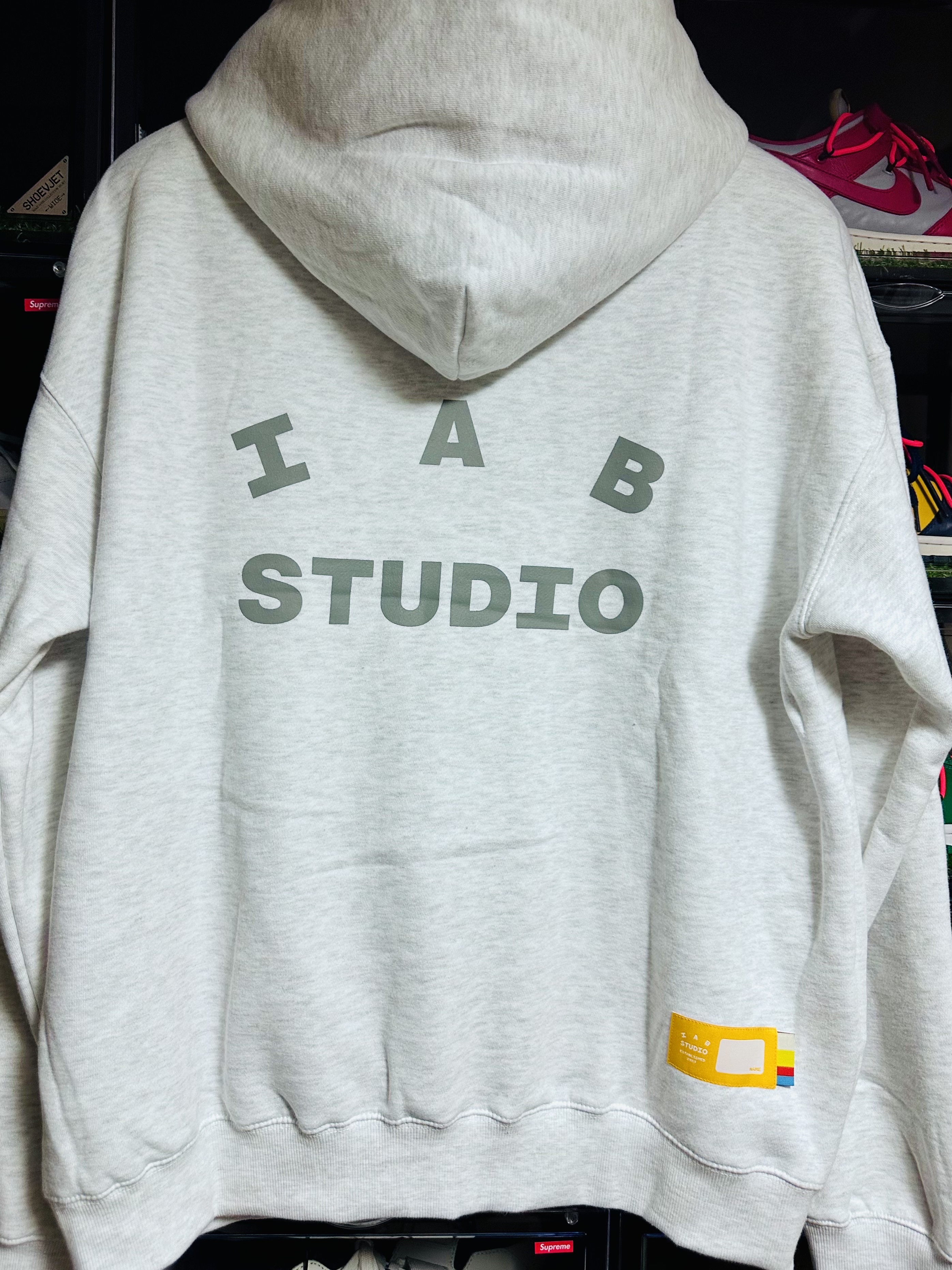 IAB Studio Hoodie Light Gray 착용 스타일 - 1