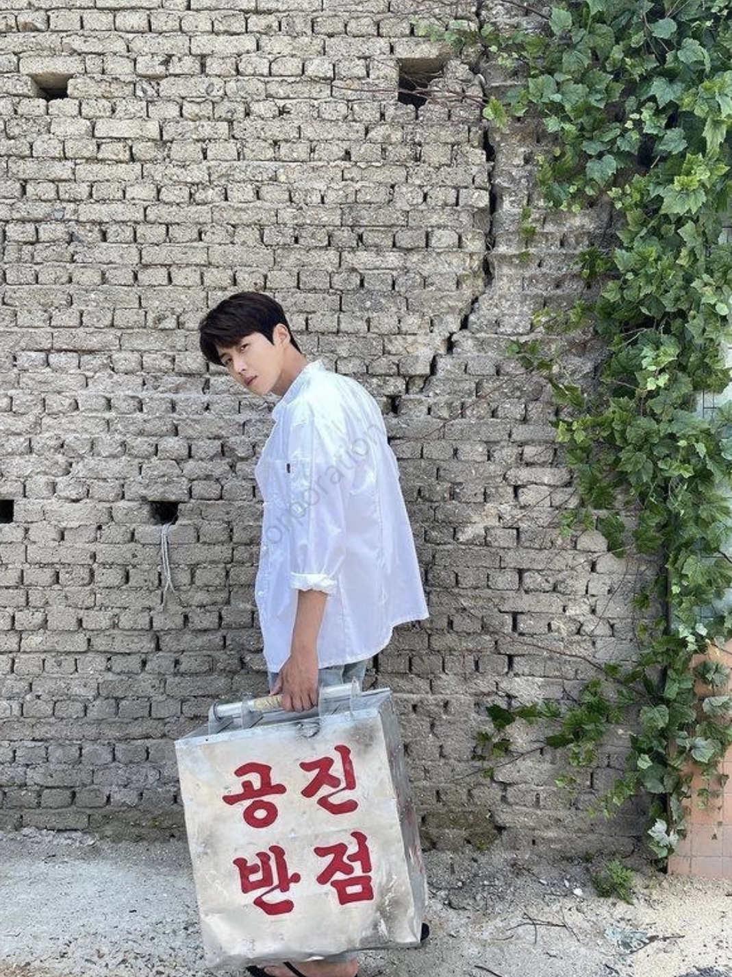 [30% 적립] Polo Ralph Lauren Classic Fit Garment Dyed Oxford Shirt White, [20% 적립] Polo Ralph Lauren Custom Fit Oxford Shirt White - 24FW 착용 스타일 - 5