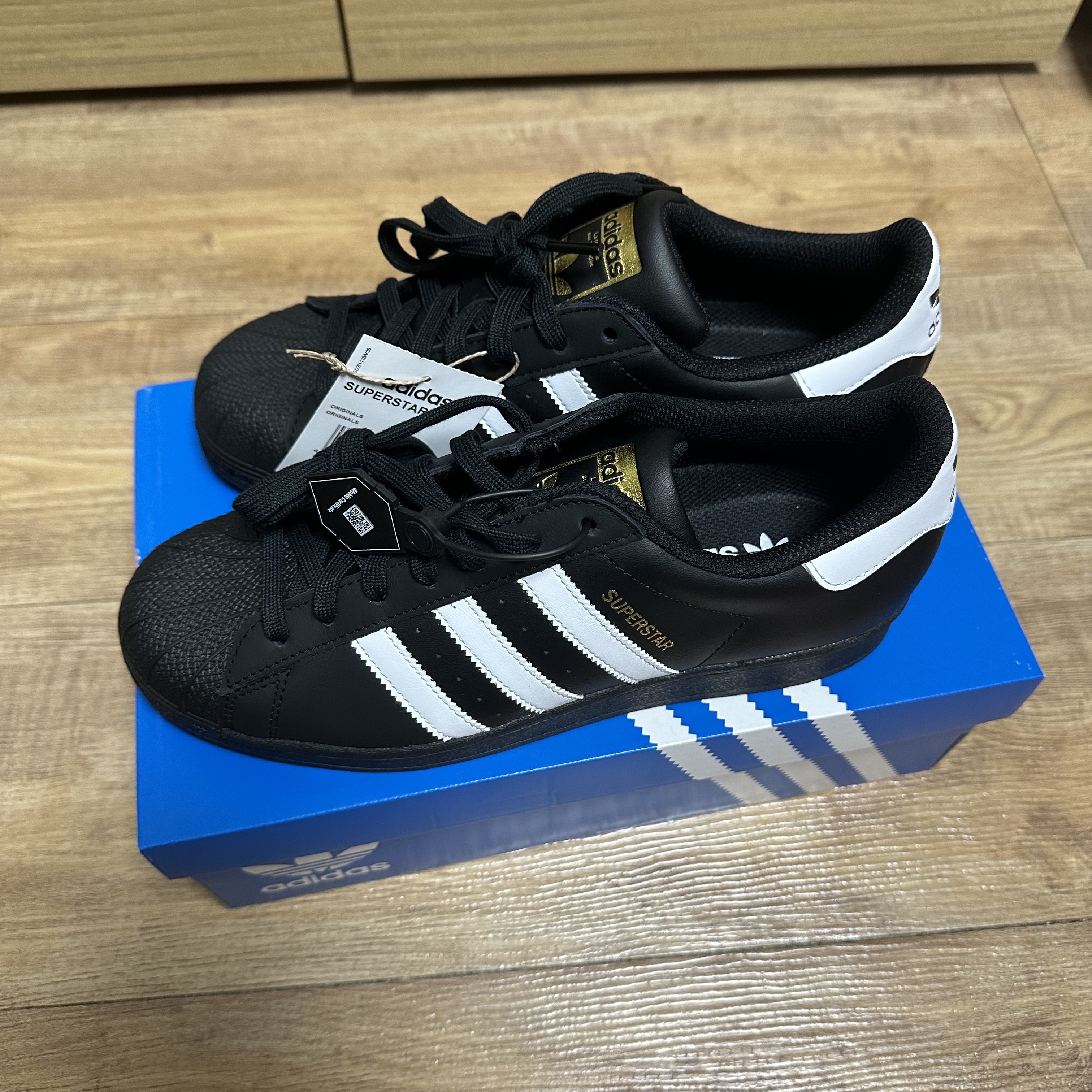 Adidas Superstar Core Black White 착용 스타일