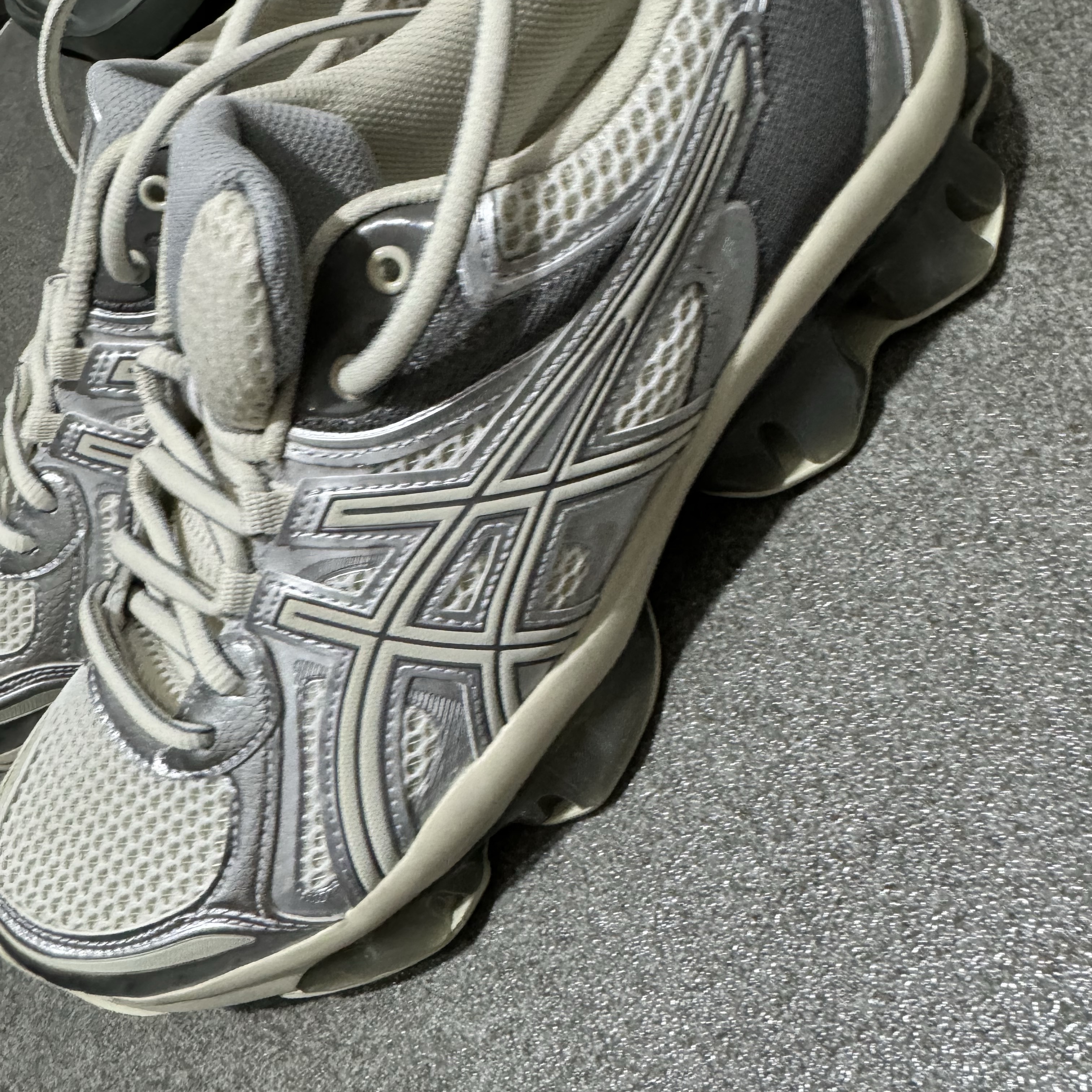 Asics Gel-Quantum Kinetic White Light Dust 착용 스타일 - 3