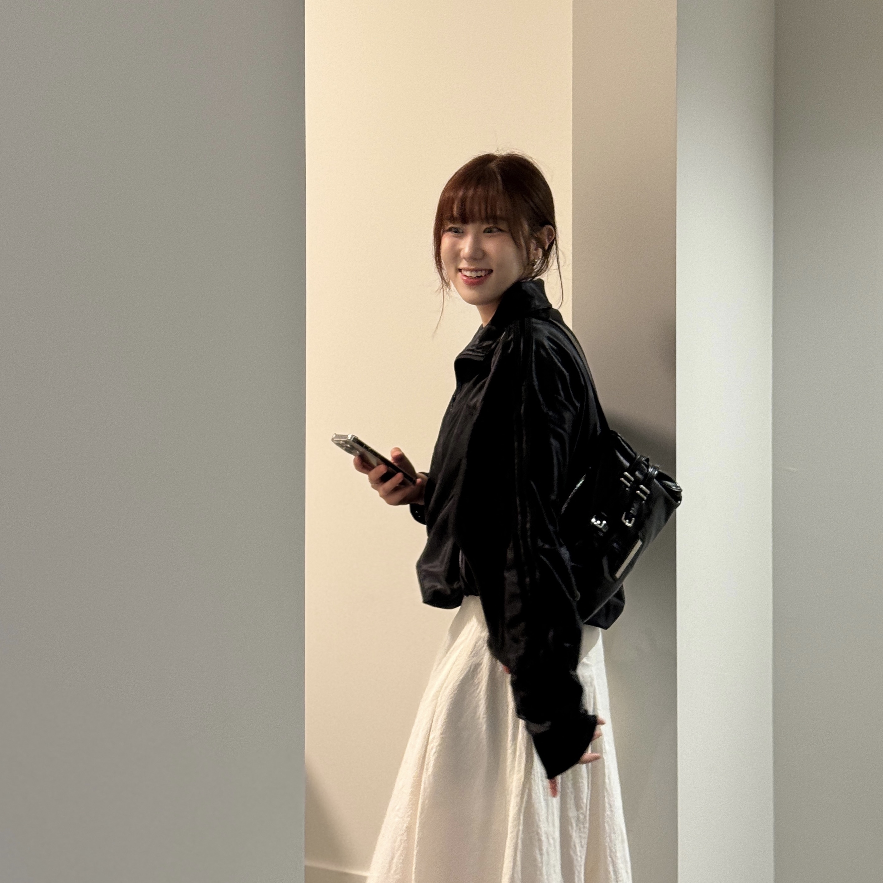 Adidas Q3 Oversized Track Top Black - KR Sizing, Matin Kim Double Belted Strap Mini Bag Black 착용 스타일 - 3