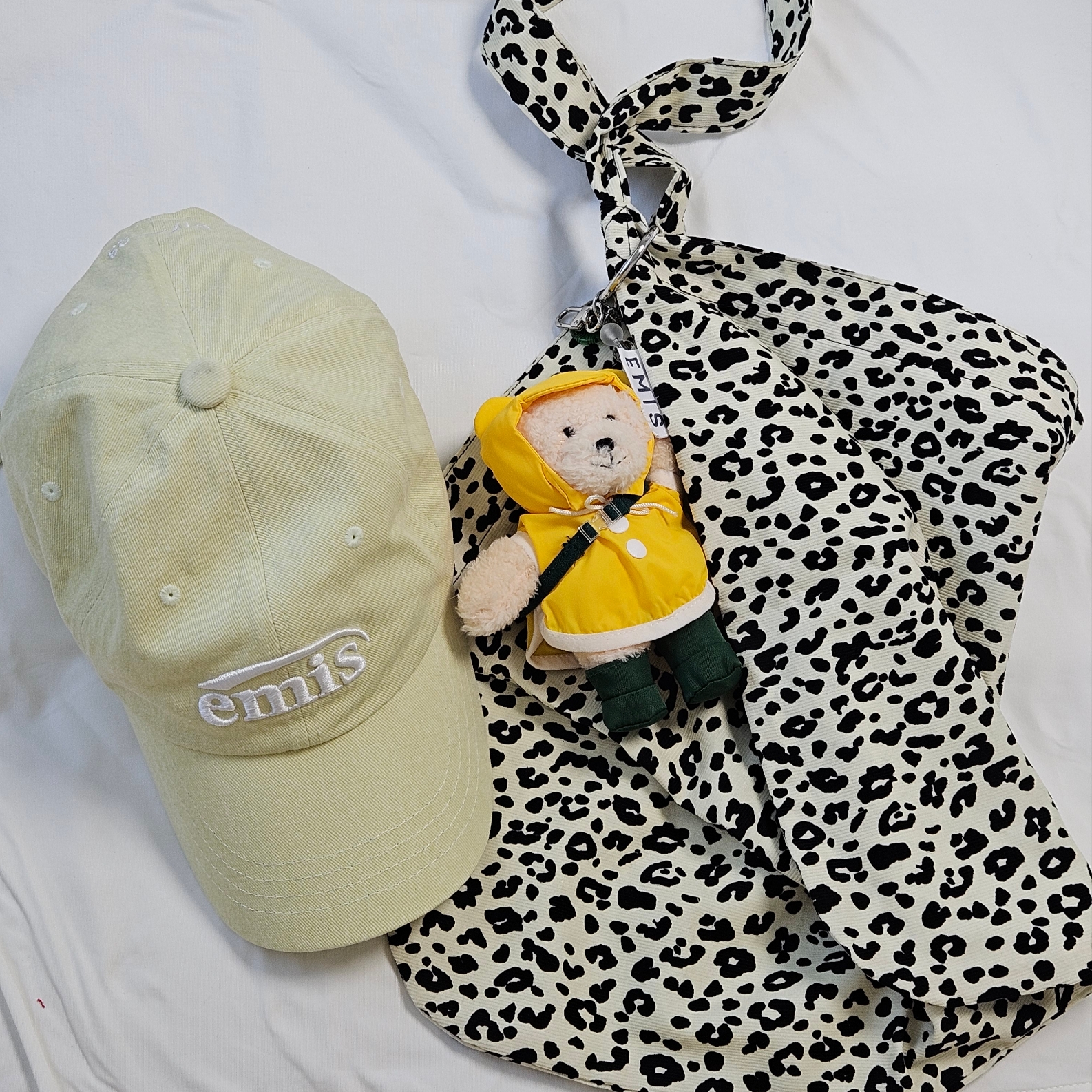 Emis New Logo Pigment Ball Cap Lime, Emis Leopard Corduroy Eco Bag Cream 착용 스타일