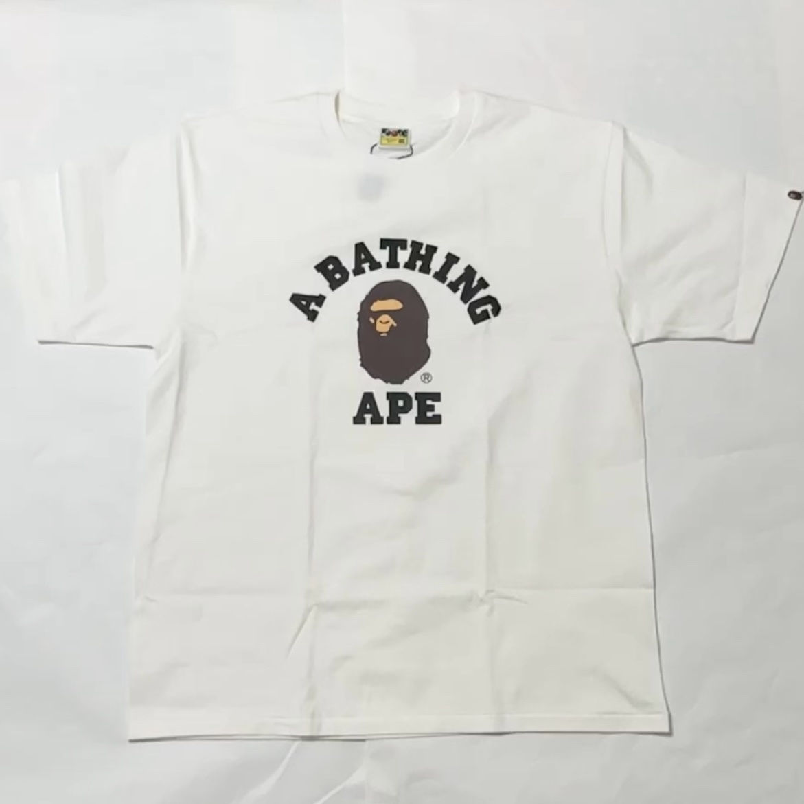 BAPE College T-Shirt White 착용 스타일 - 1