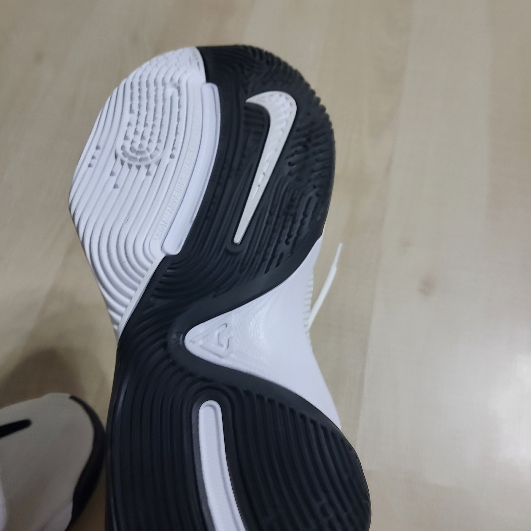Nike Giannis Immortality 3 EP White Black 착용 스타일 - 2