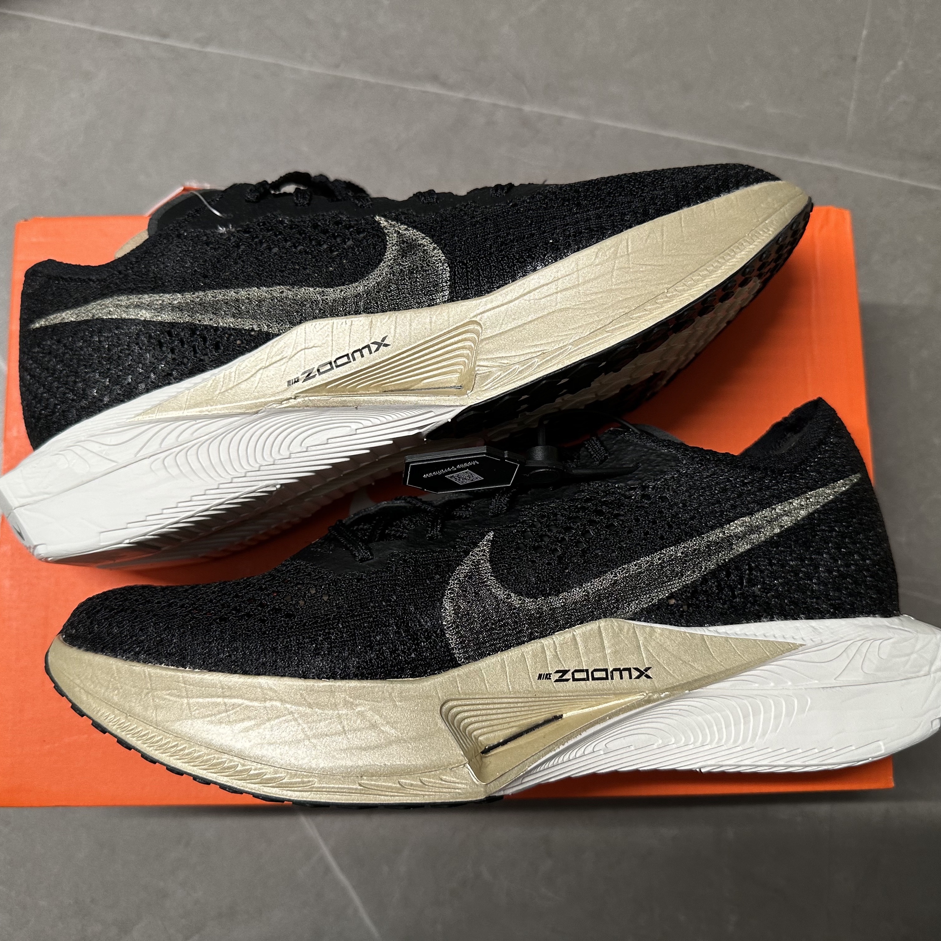 Nike ZoomX Vaporfly Next% 3 Black Metallic Gold Grain 착용 스타일