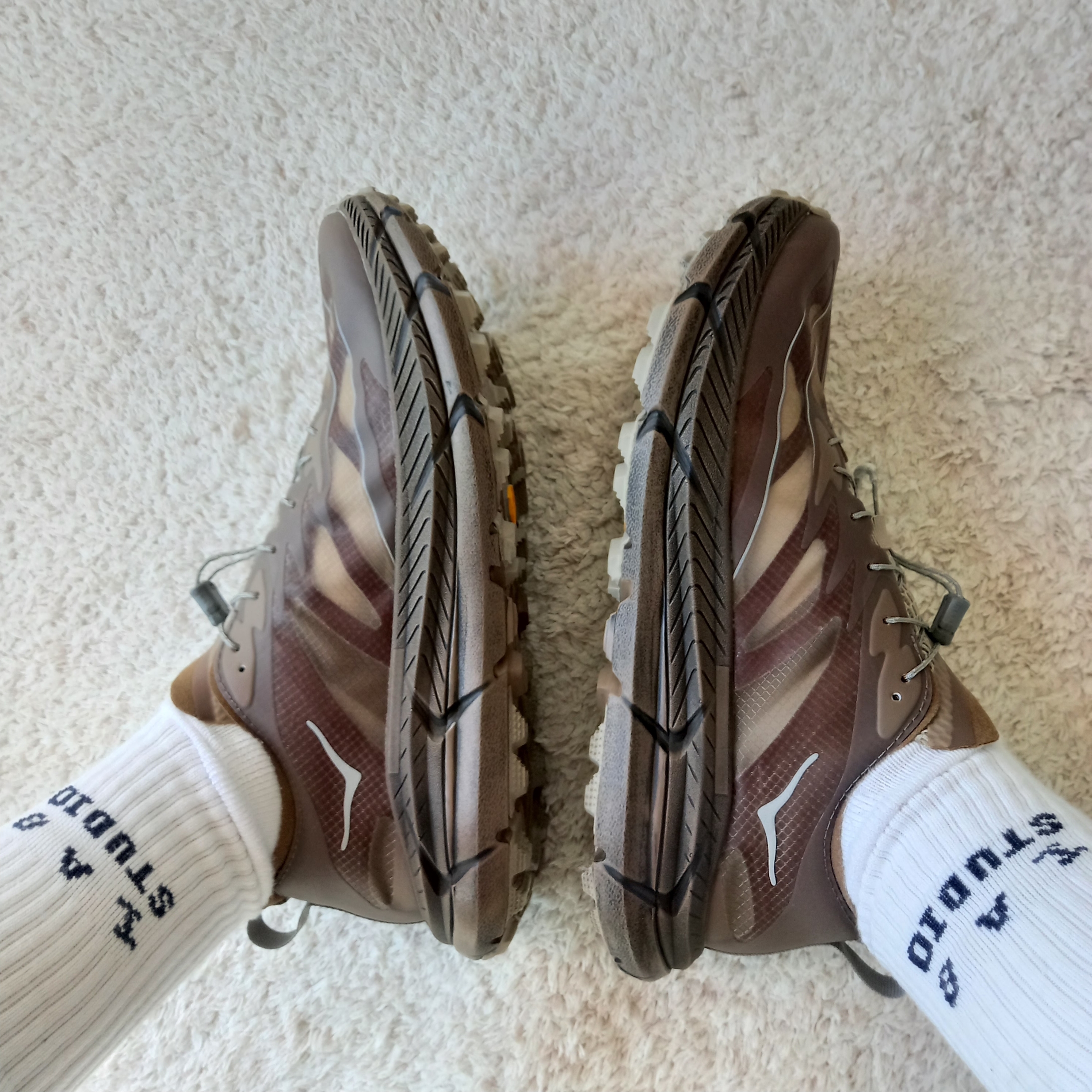 Hoka x Satisfy Mafate Speed 4 Lite Rubber 착용 스타일 - 3