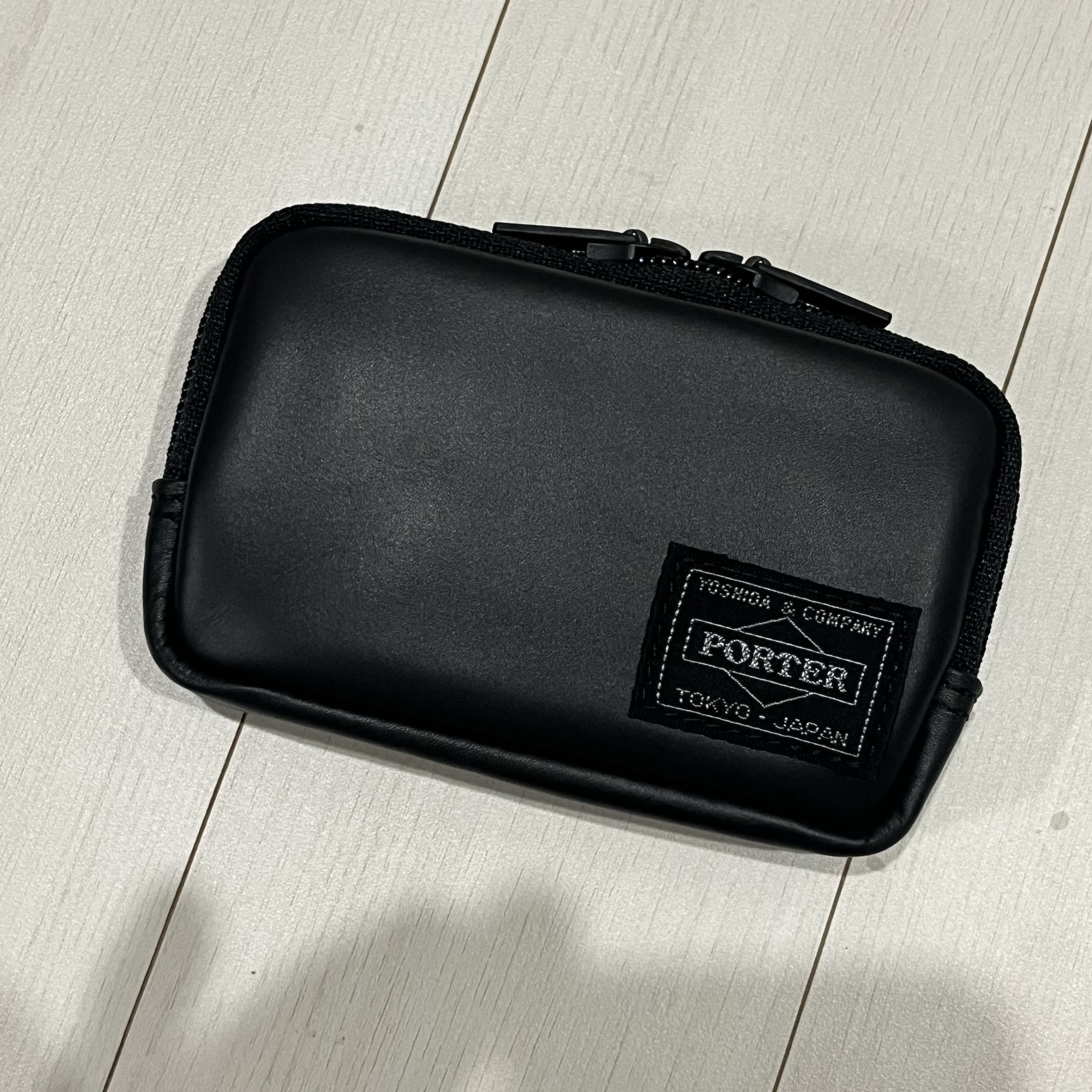 Porter Aloof Coin Case Black 착용 스타일 - 2