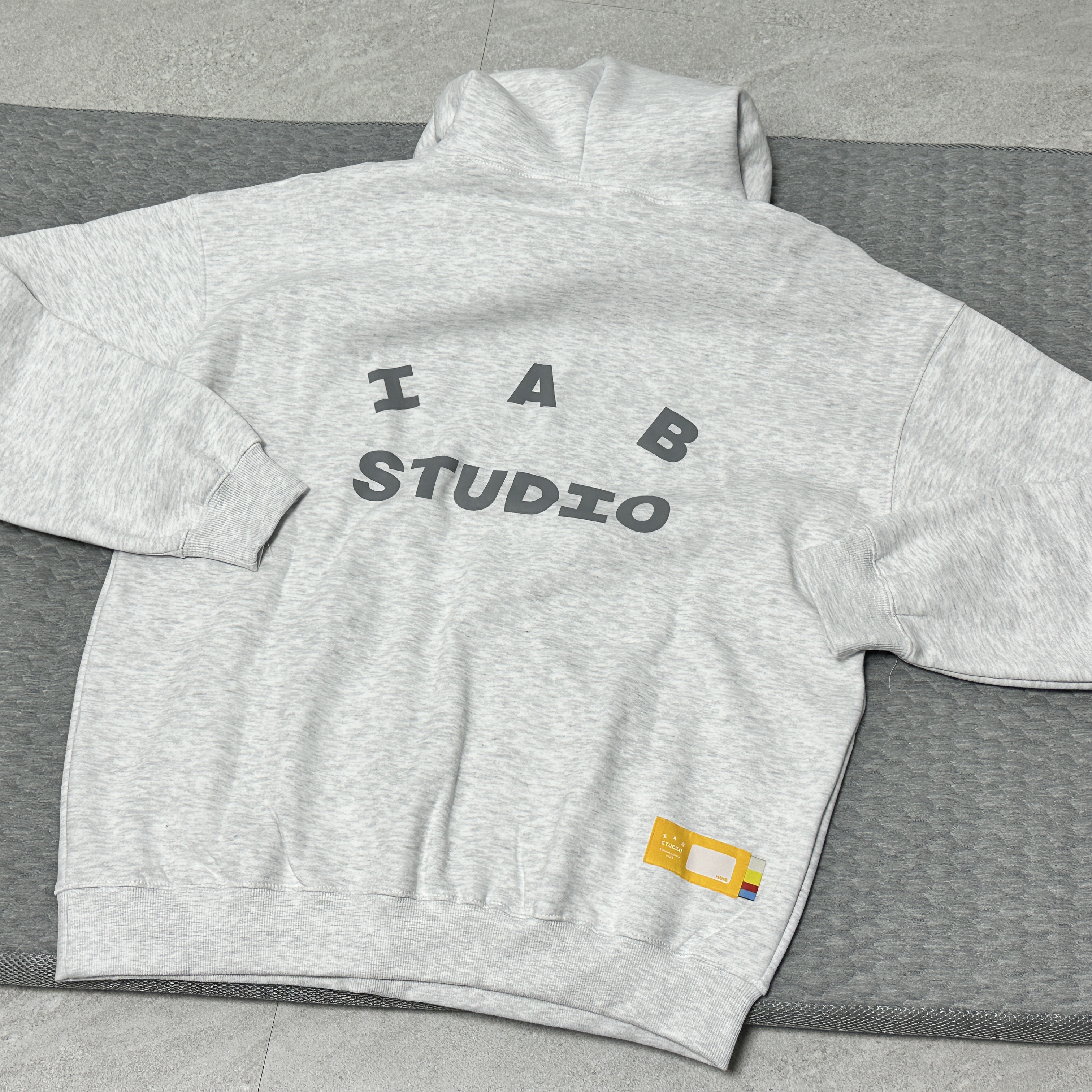 IAB Studio Hoodie Light Gray 착용 스타일 - 1