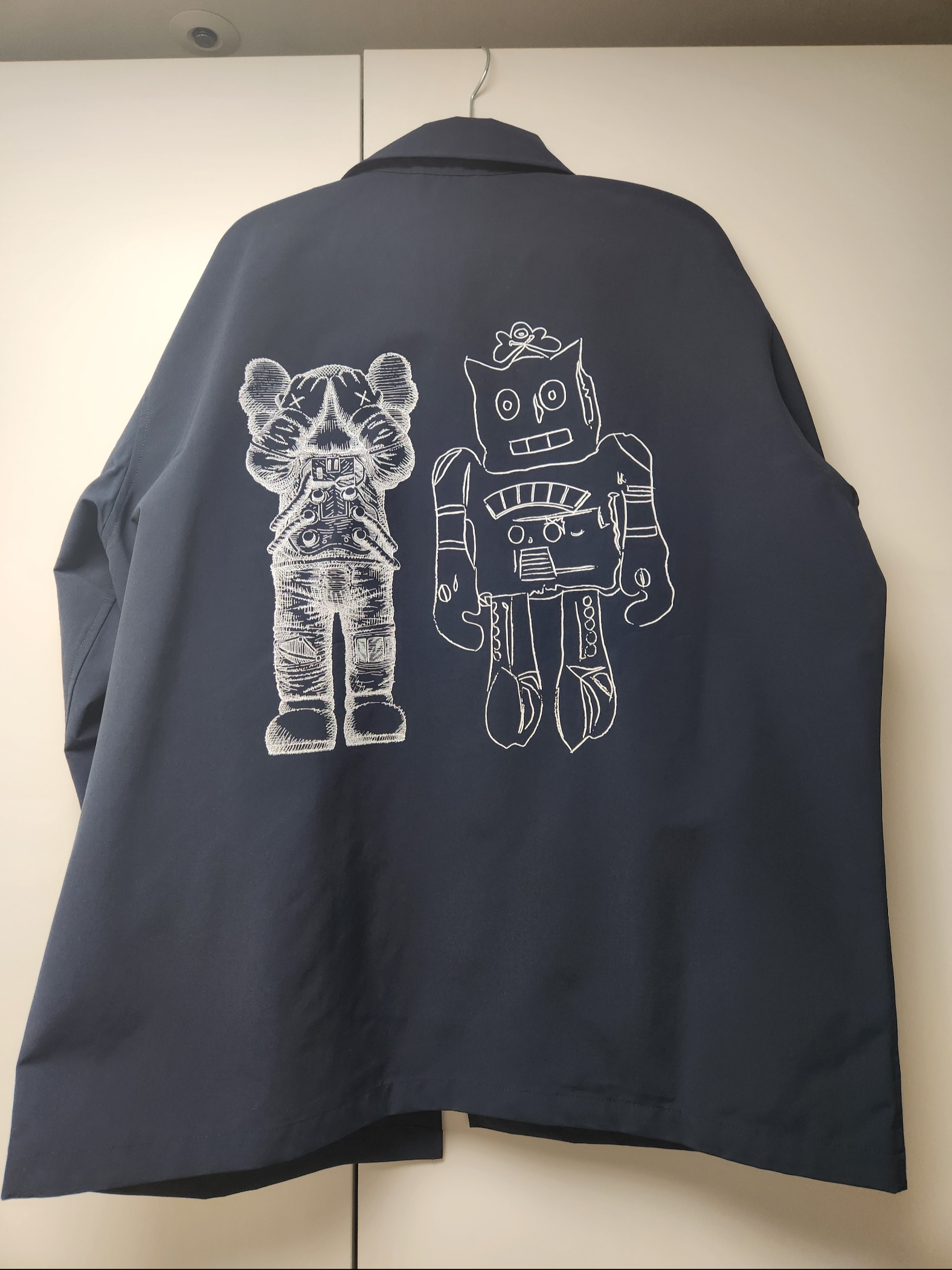 Uniqlo UT x Kaws x Warhol Coach Jacket Navy 착용 스타일 - 2