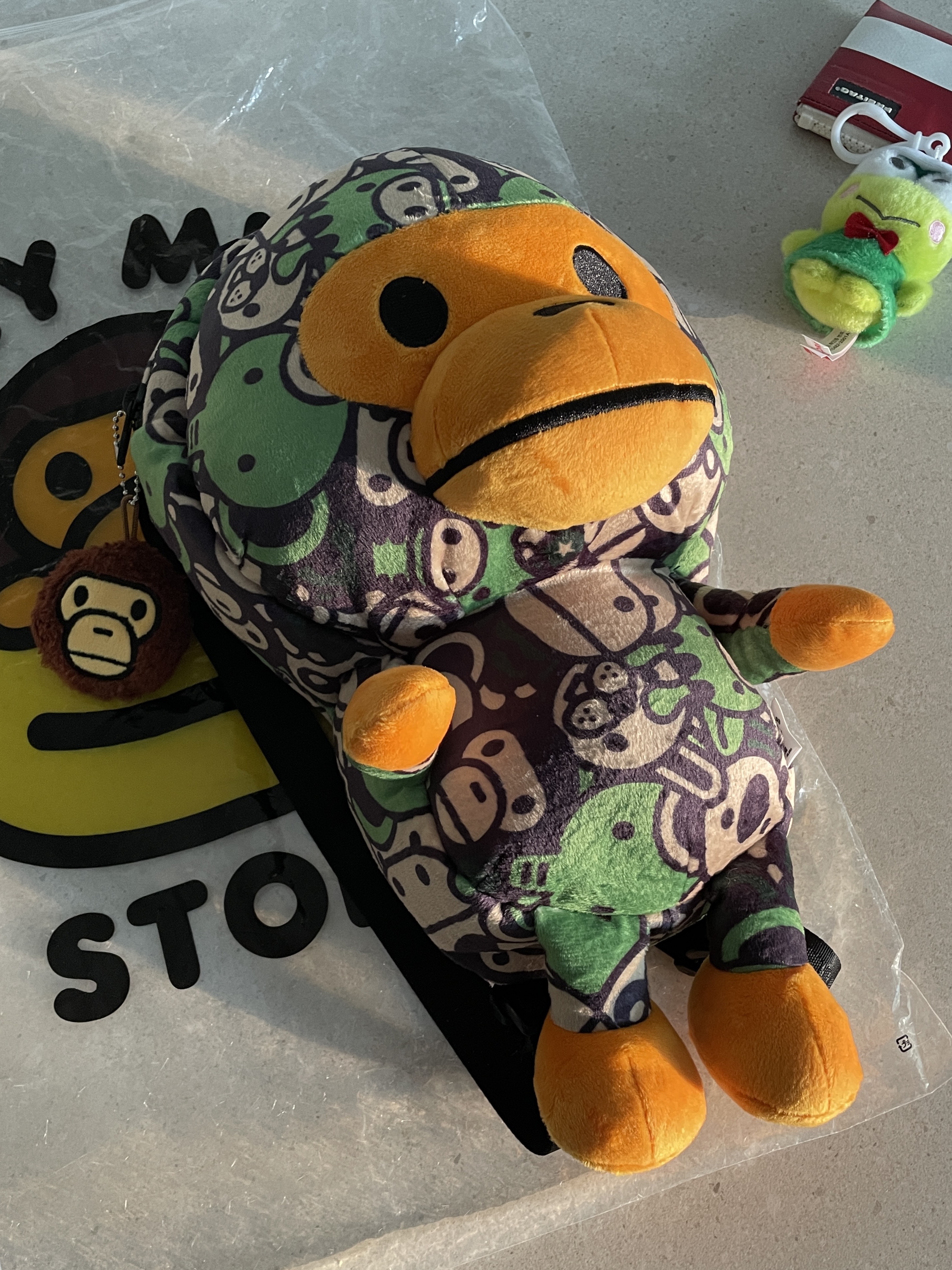BAPE Baby Milo Plush Backpack Green, BAPE Color Camo College T-Shirt Black Purple 착용 스타일 - 3