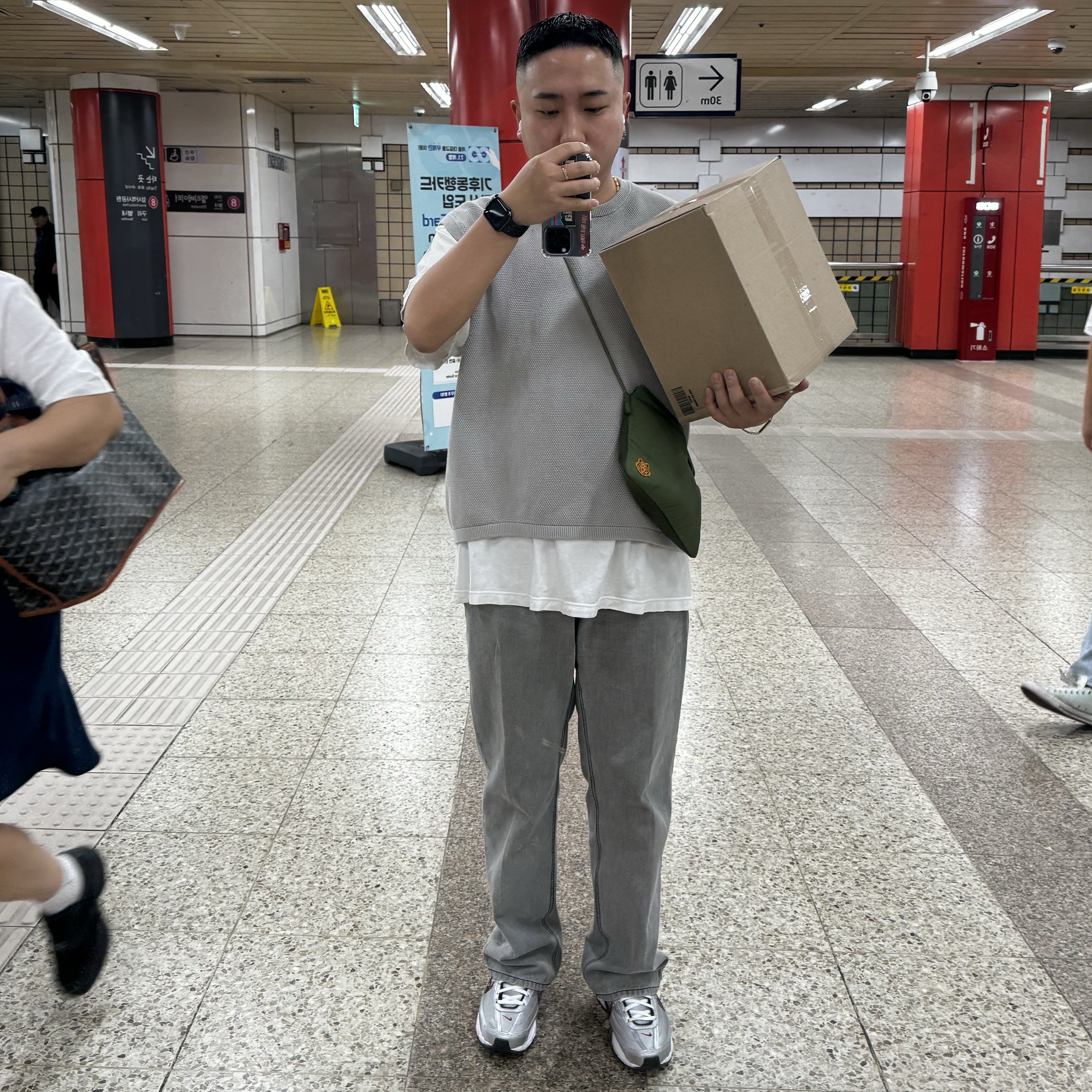 Nike Initiator Metallic Silver Black, Kenzo Jungle Bumbag Dark Khaki 착용 스타일